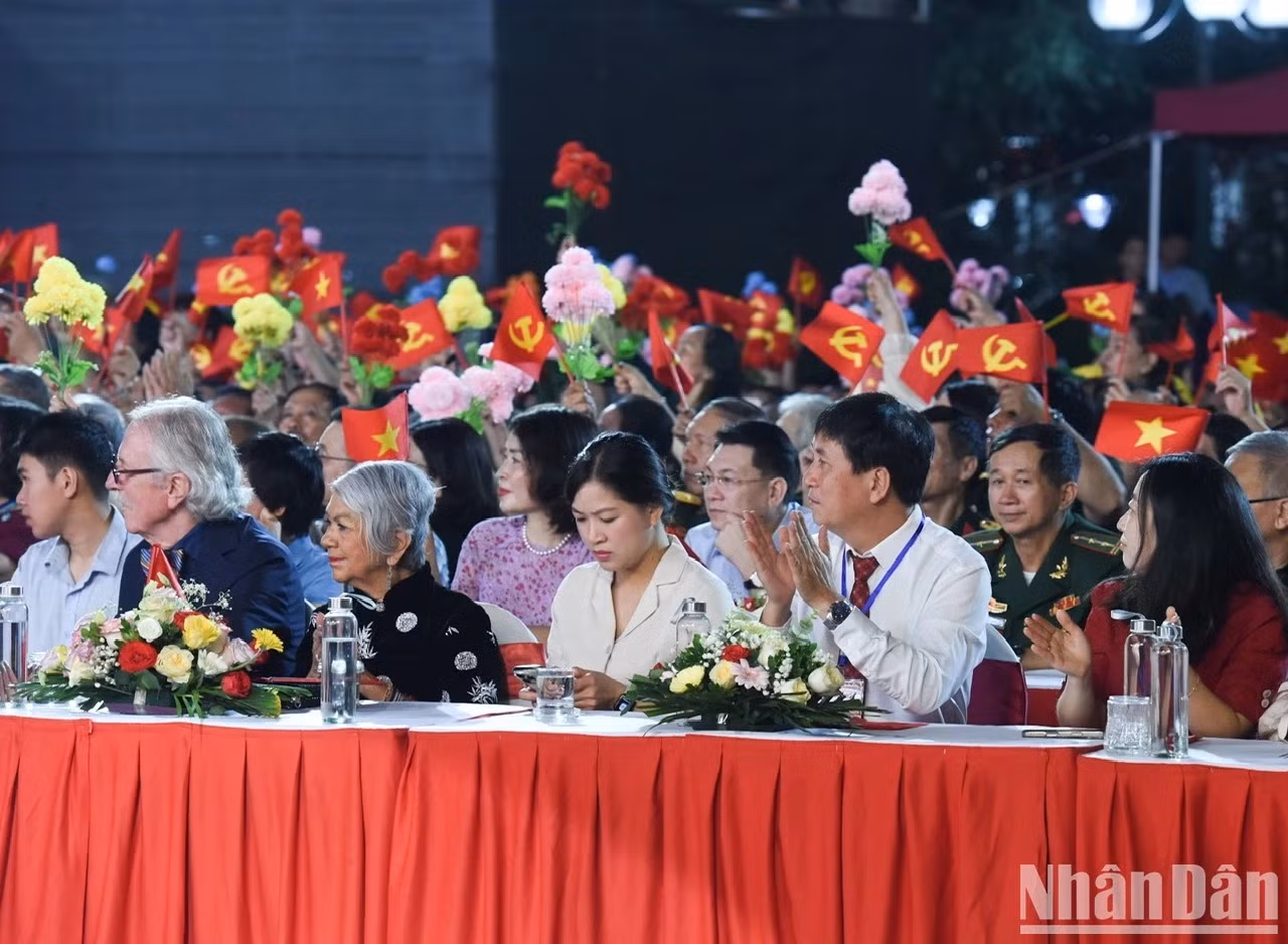 国际代表出席在首都河内连线点的‘凯歌永响’艺术节目。