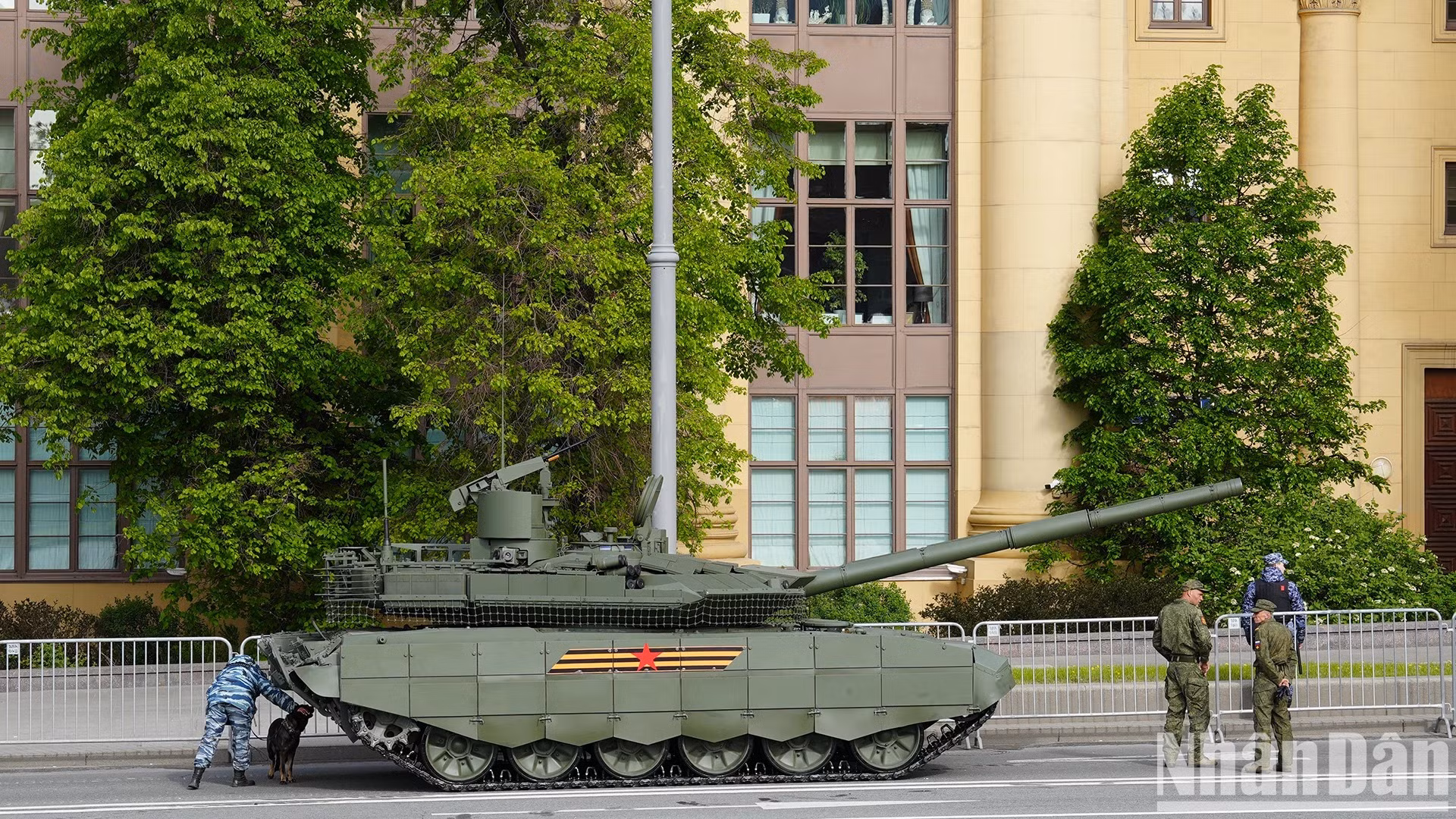 参加阅兵彩排的俄罗斯军队现代化武器装备。