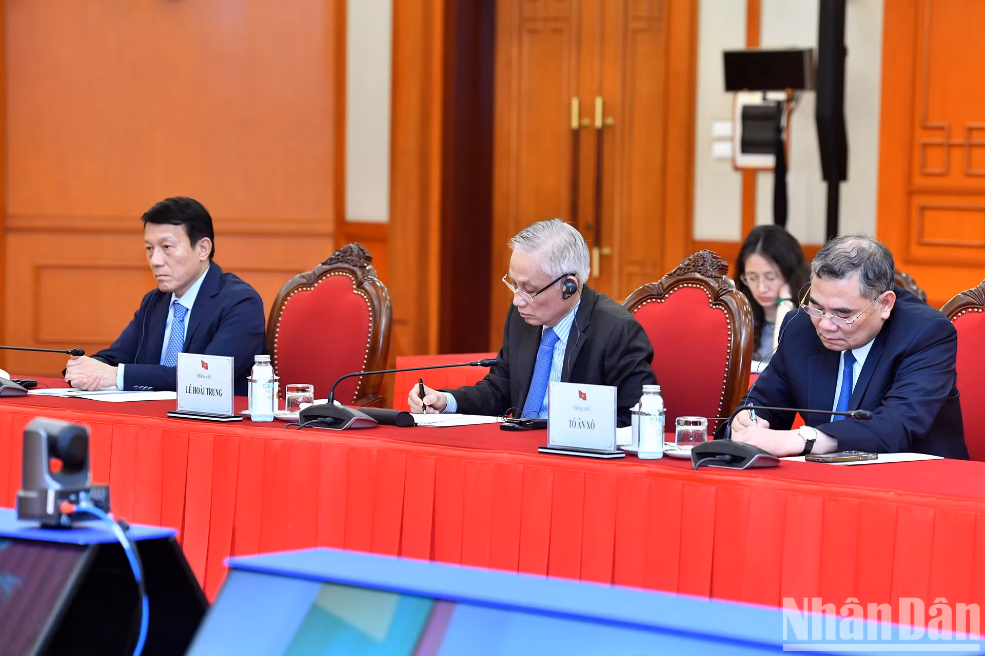 出席双方领导人电话会谈的代表。