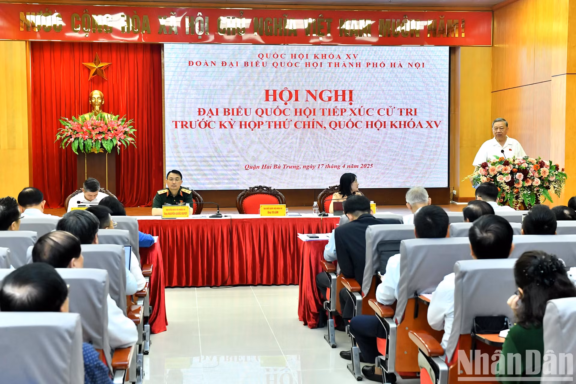 苏林总书记在会见河内市选民时发表讲话。