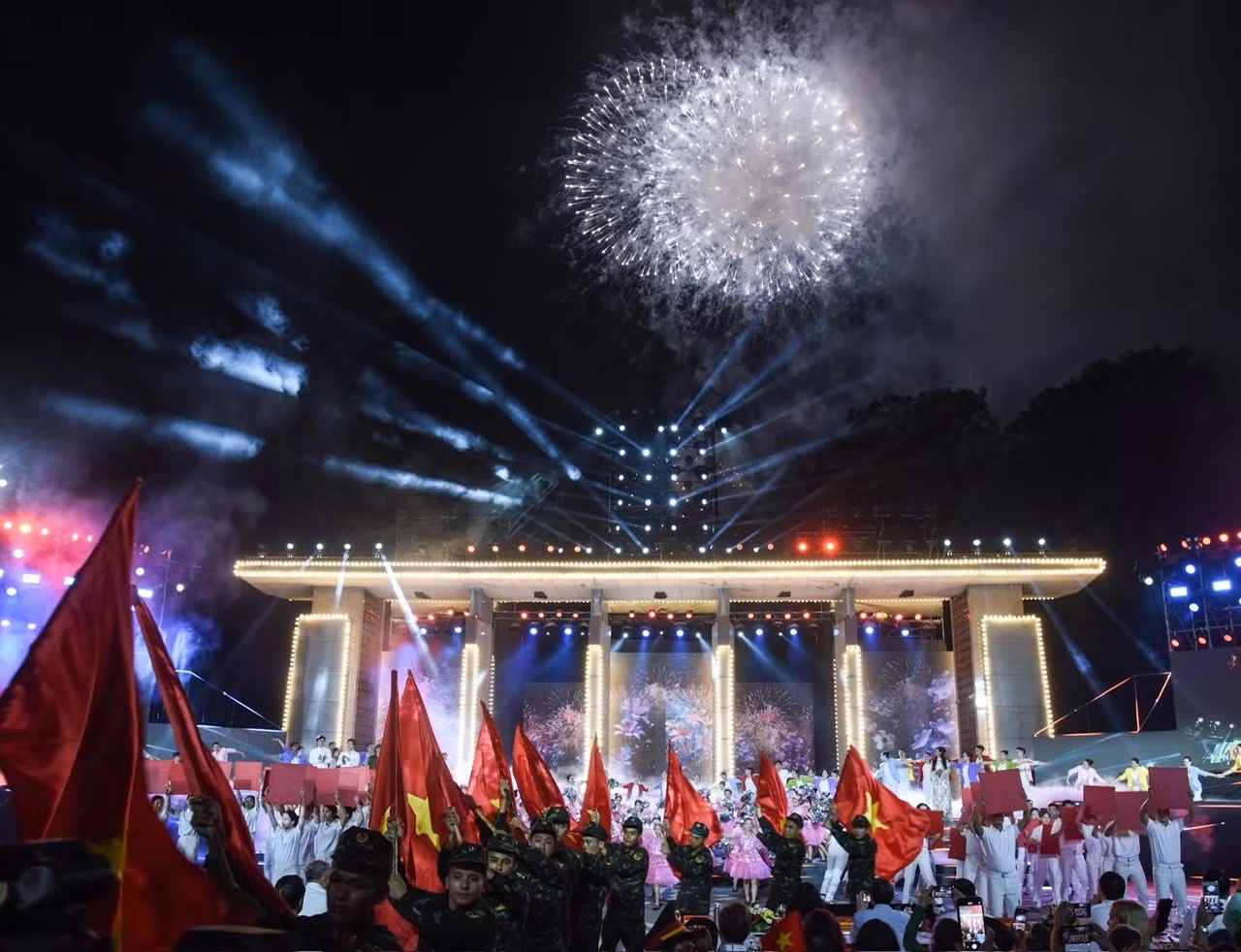 绚丽烟花点亮河内统一公园夜空。（陈海 摄）