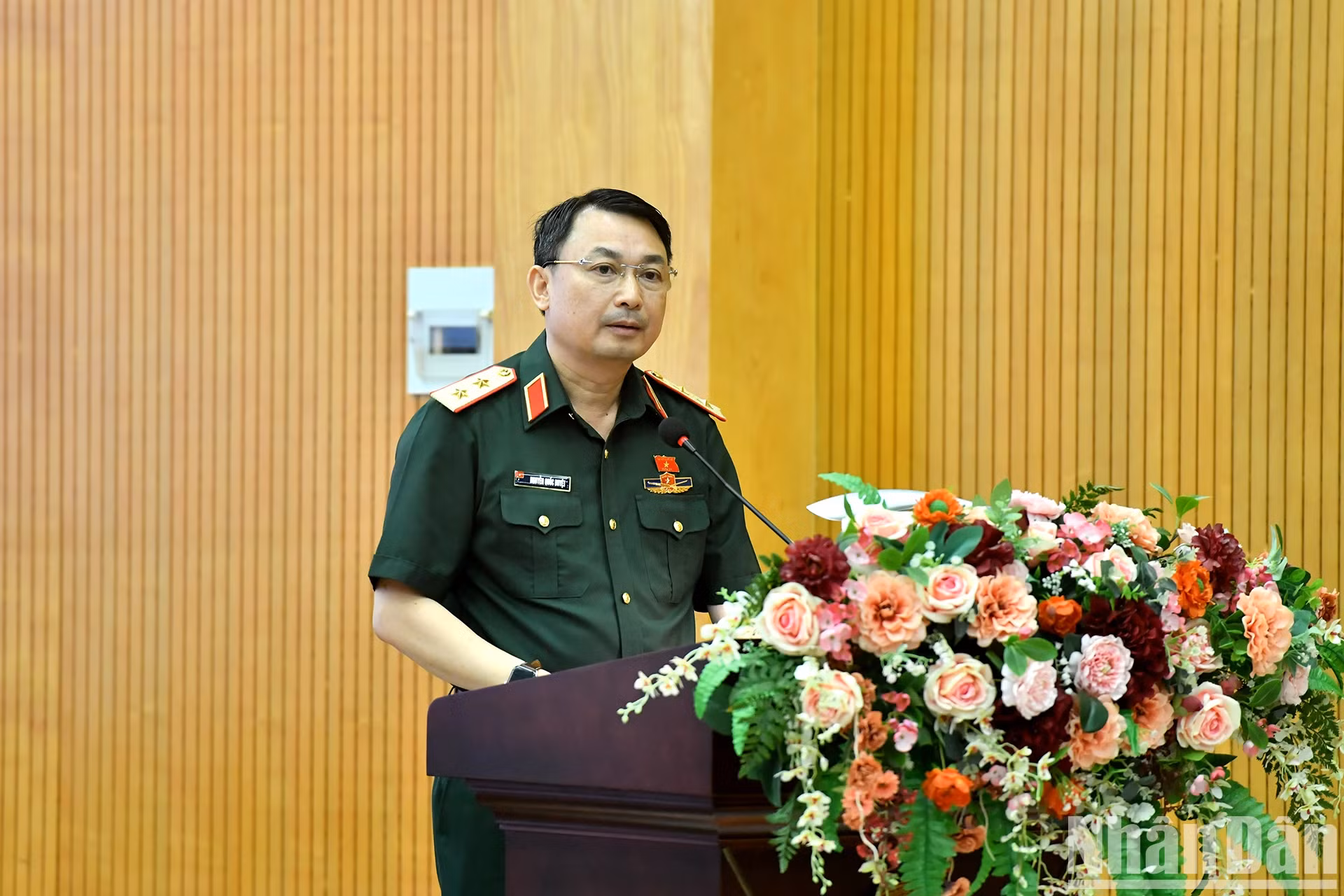 国会代表阮国阅在会上作报告。