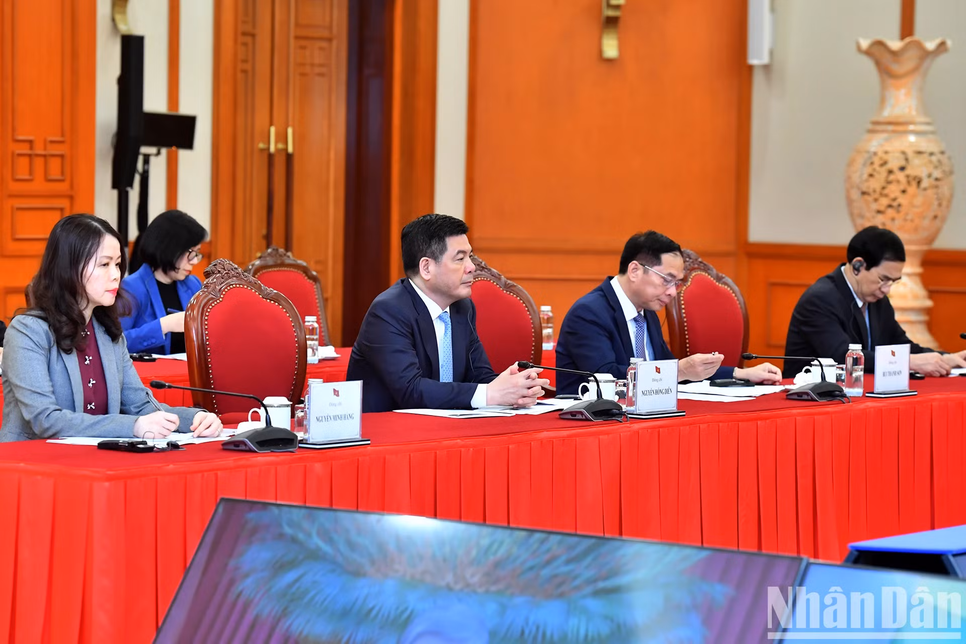 出席双方领导人电话会谈的代表。
