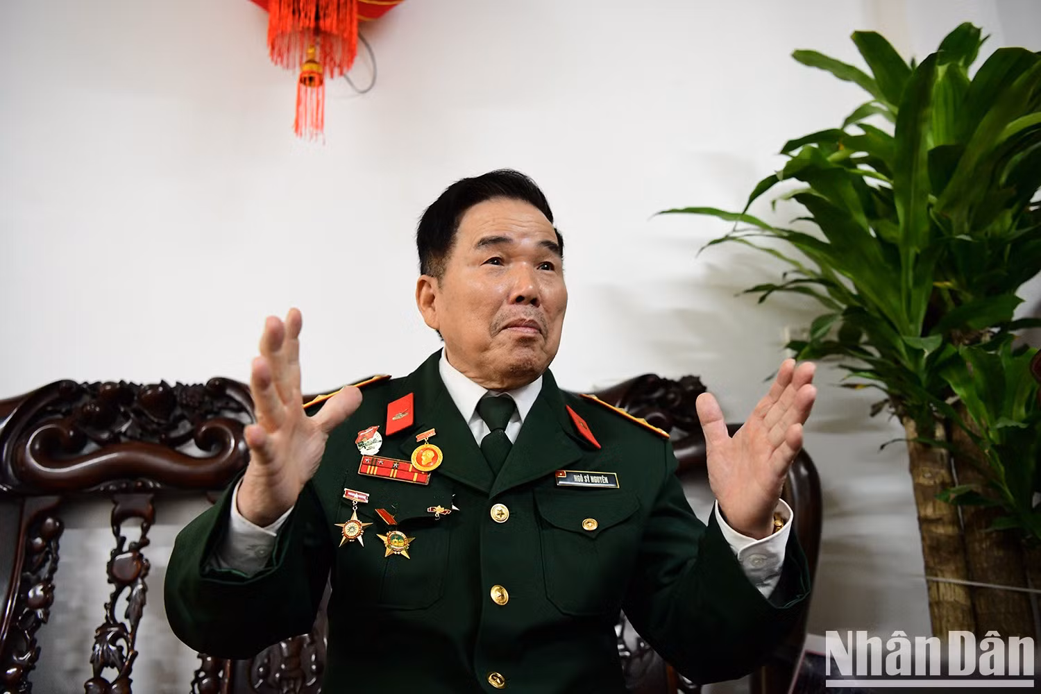 对他来说,1975年4月30日不仅是一座胜利的里程碑,更是战士们穿越枪林弹雨、踏上回家之路的神圣时刻。“那时,我脑海里只有一个念头——完成任务。引擎轰鸣、硝烟弥漫,战友接连倒下……接着,坦克冲破了独立宫的大门。就在那一刻,我们知道:祖国,已经归于人民”,他激动地回忆道。 对他来说,1975年4月30日不仅是一座胜利的里程碑,更是战士们穿越枪林弹雨、踏上回家之路的神圣时刻。“那时,我脑海里只有一个念头——完成任务。引擎轰鸣、硝烟弥漫,战友接连倒下……接着,坦克冲破了独立宫的大门。就在那一刻,我们知道:祖国,已经归于人民”,他激动地回忆道。