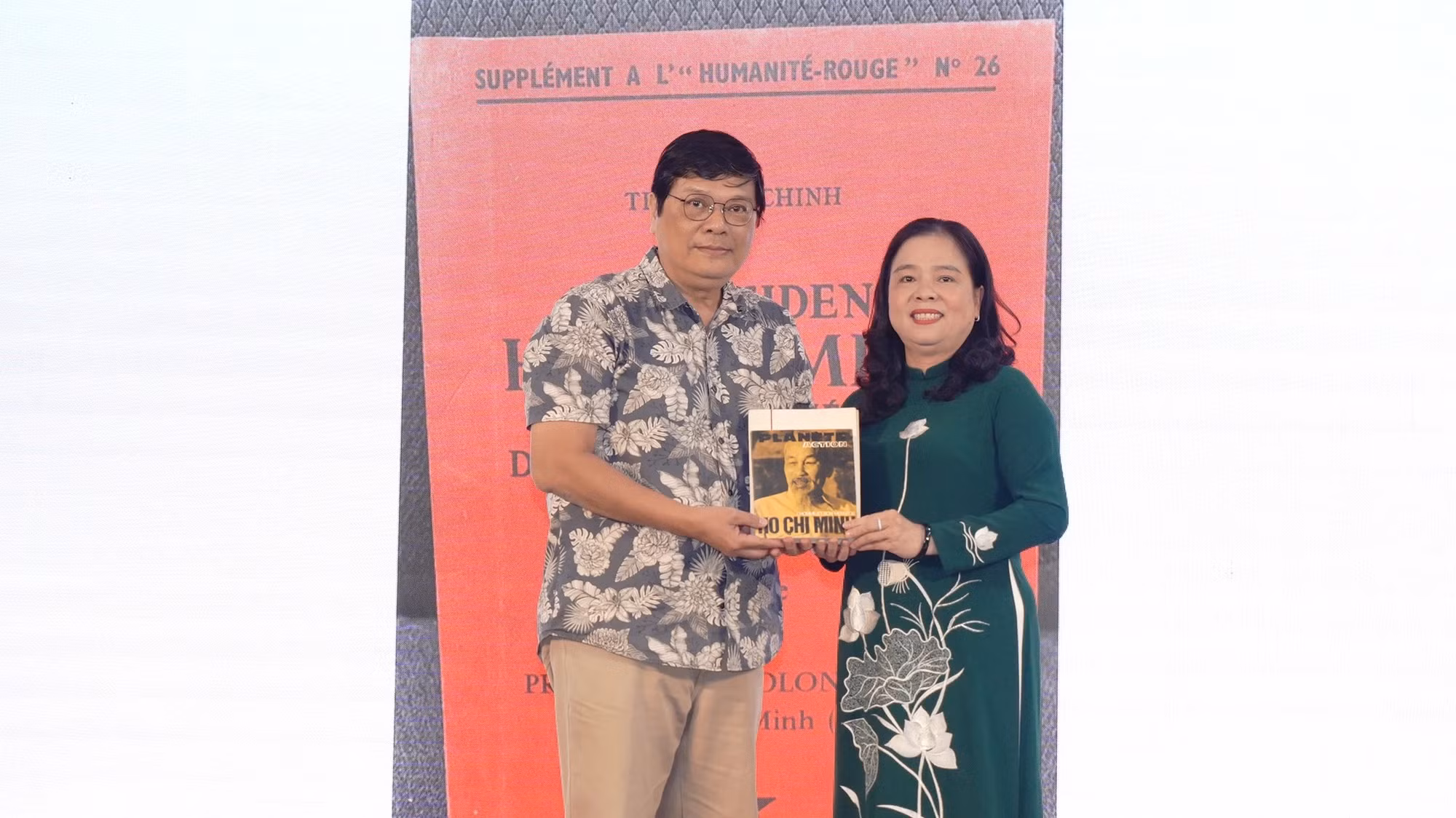 陈友富进先生代表菲利普·沙普兰先生，向胡志明博物馆胡志明市分馆赠送资料。