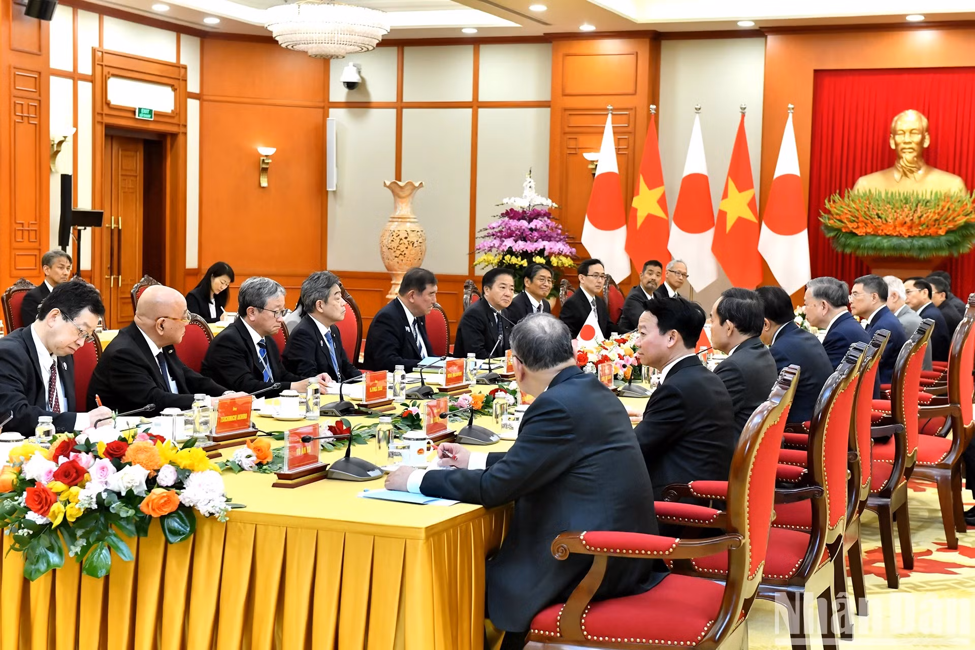日本首相石破茂和日方代表出席会见。