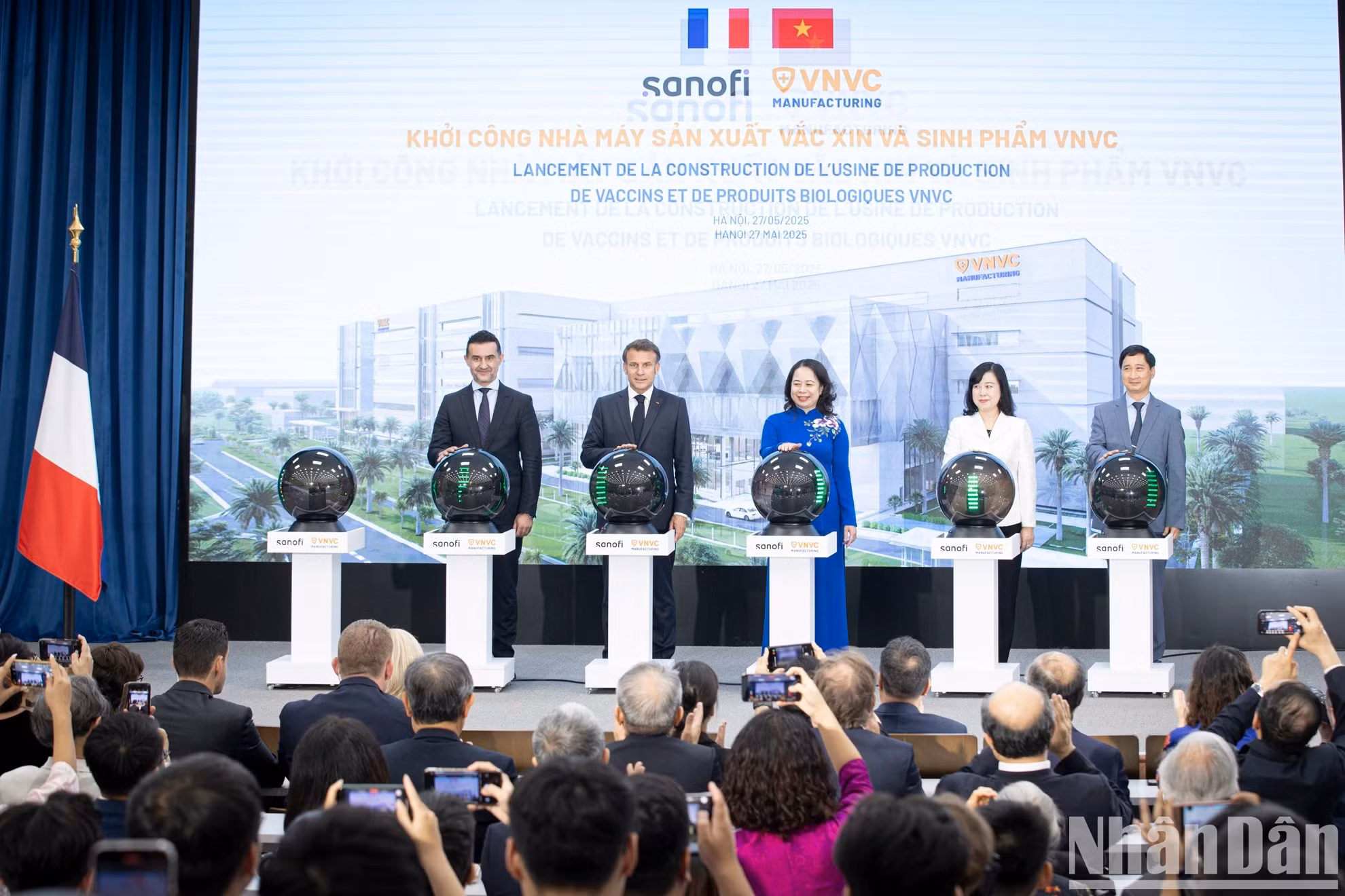 越南国家副主席武氏映春与法国总统马克龙及代表们共同启动VNVC疫苗与生物制品工厂建设。