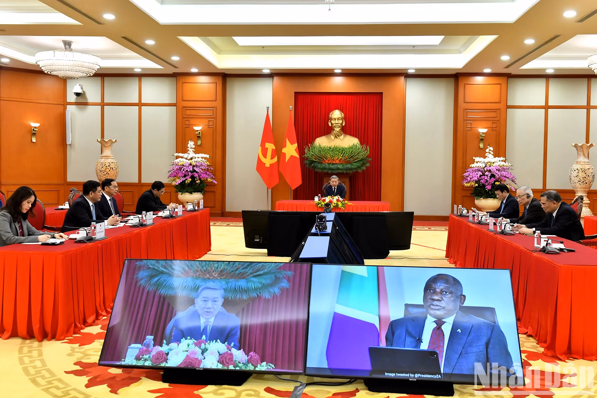 越共中央总书记苏林同南非总统、执政党非洲人国民大会主席西里尔·拉马福萨通电话。