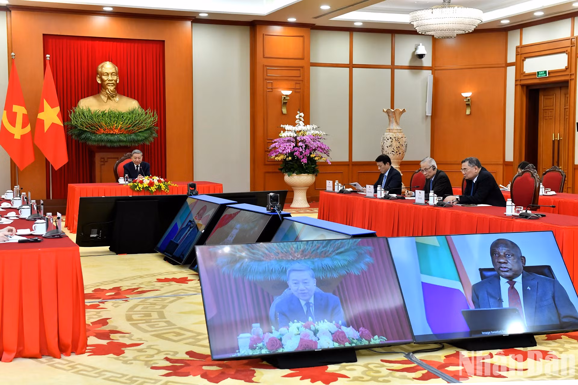 越共中央总书记苏林同南非总统、执政党非洲人国民大会主席西里尔·拉马福萨通电话。