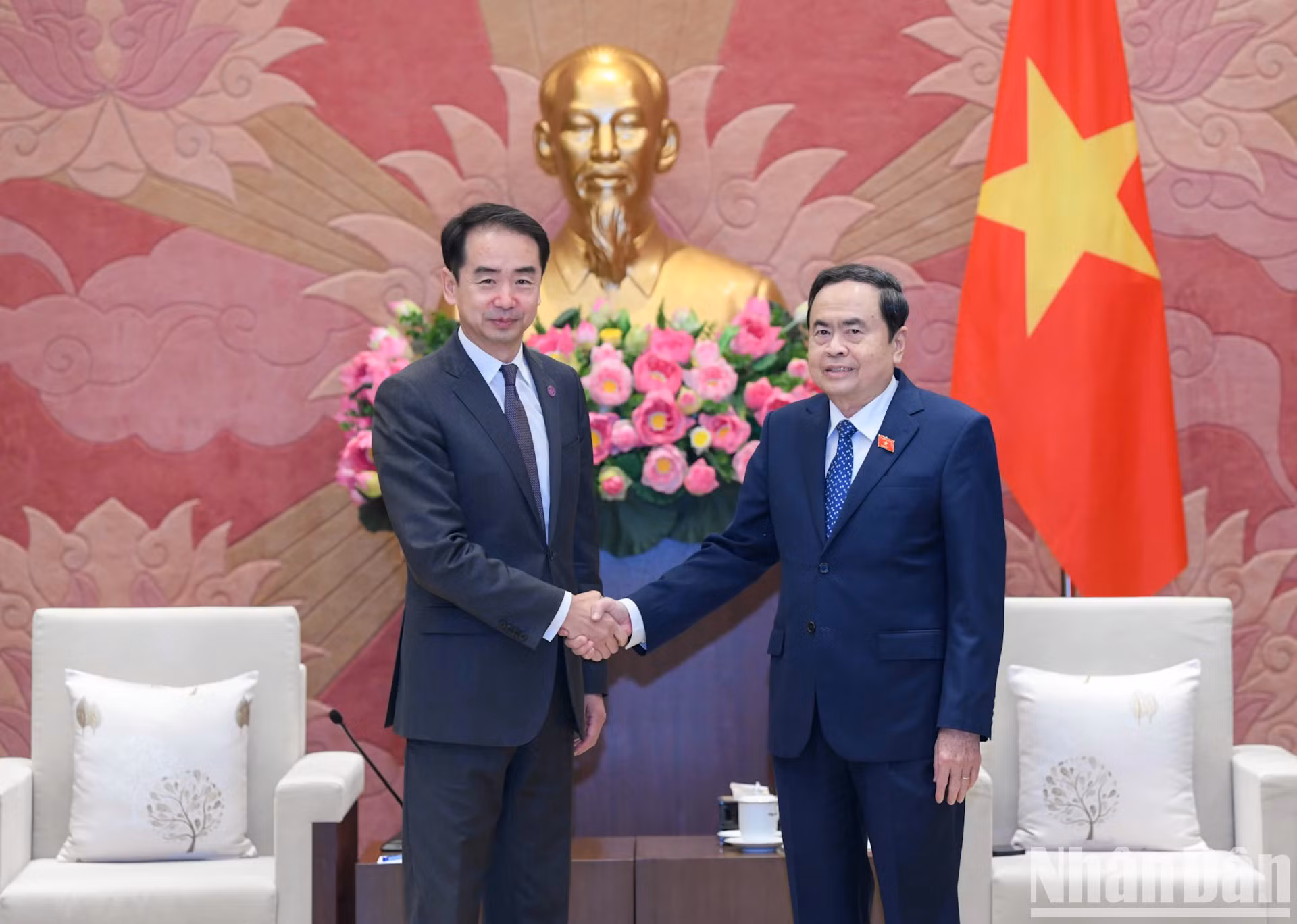 越南国会主席陈青敏与中国驻越南大使何炜握手。