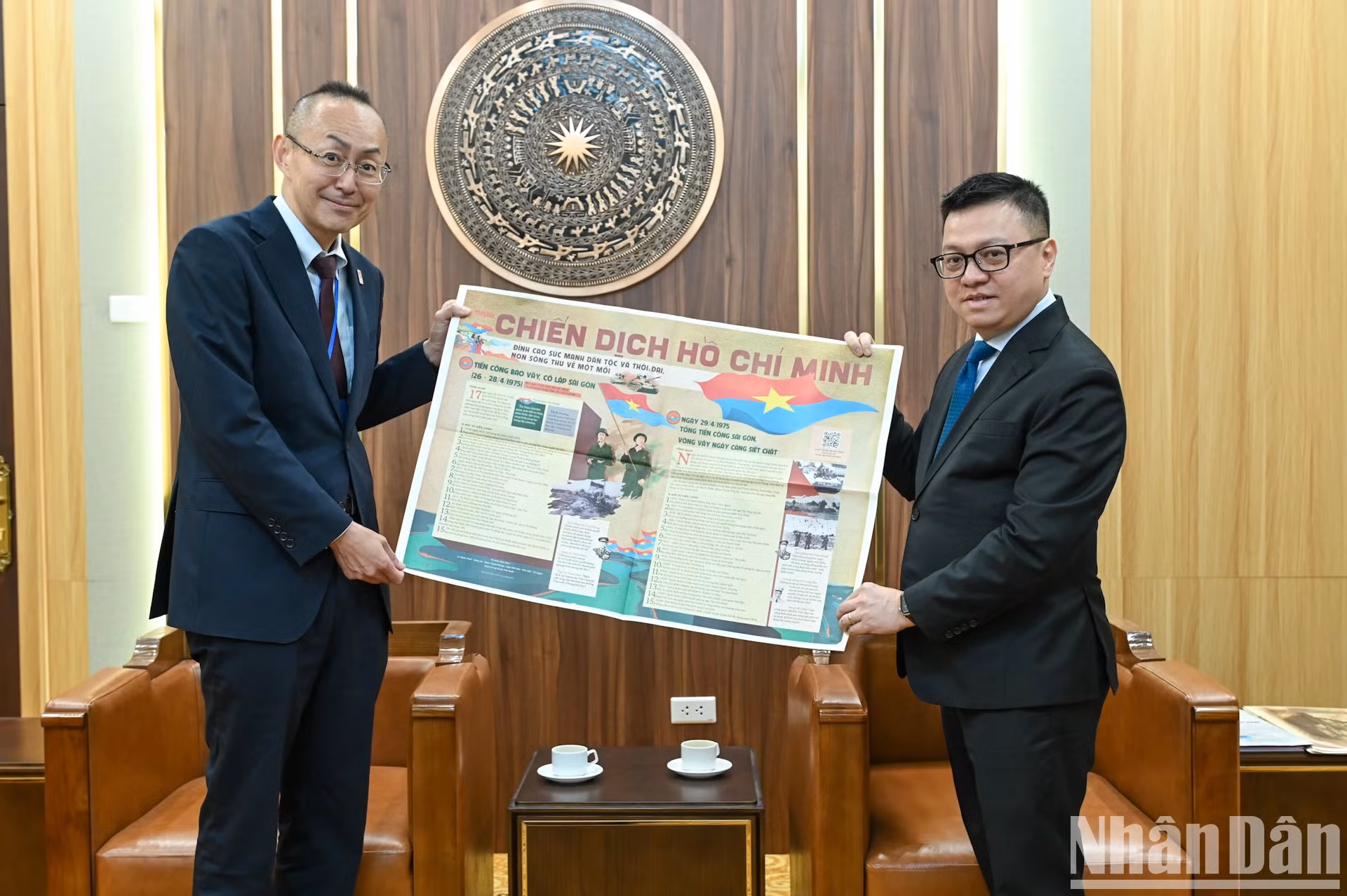《人民报》社总编辑黎国明向日本国际协力机构代表团赠送庆祝越南南方解放、国家统一50周年的《人民报》特别副刊。 《人民报》社总编辑黎国明向日本国际协力机构代表团赠送庆祝越南南方解放、国家统一50周年的《人民报》特别副刊。