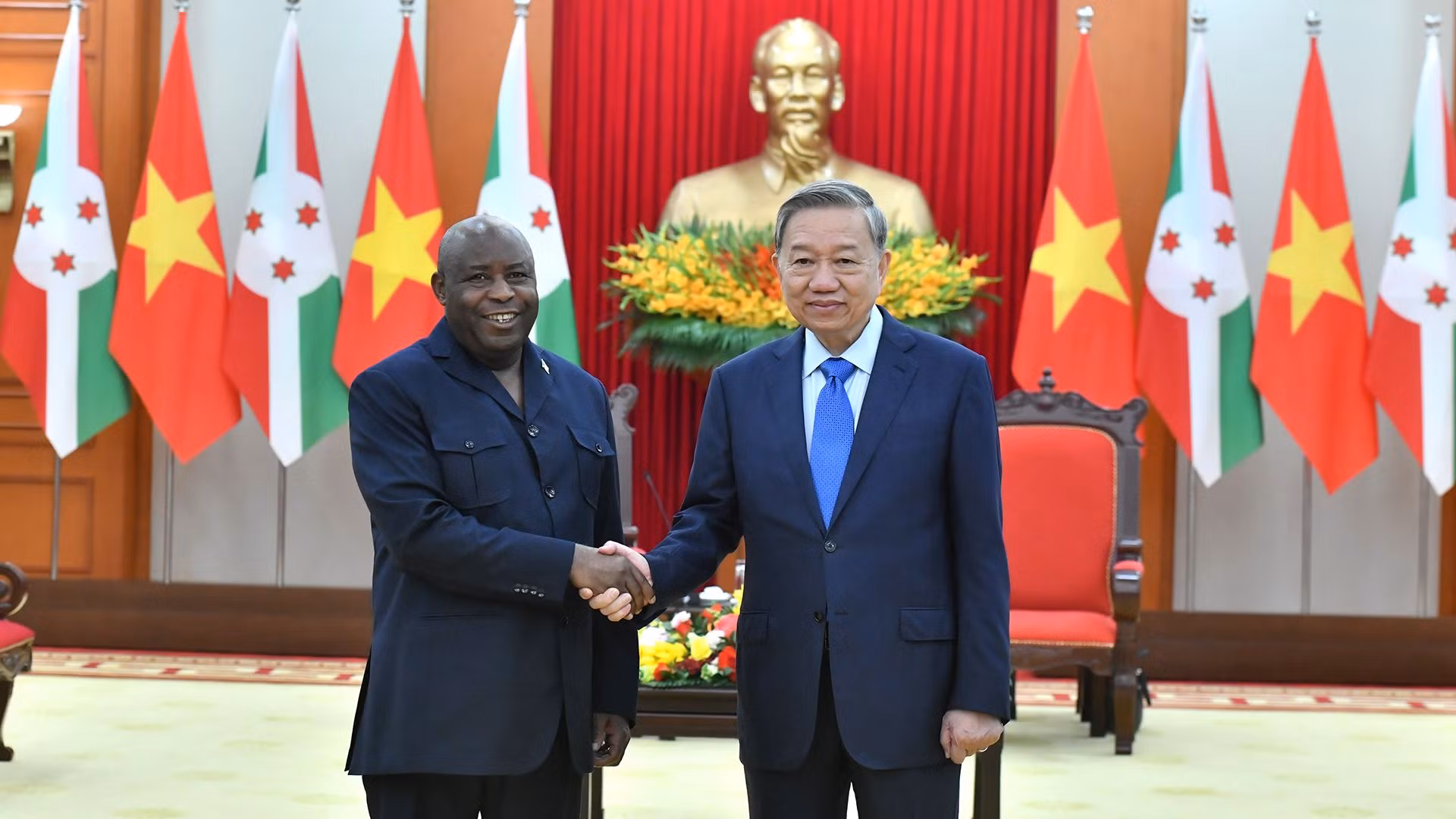 越共中央总书记苏林会见布隆迪总统埃瓦里斯特·恩达伊施米耶。