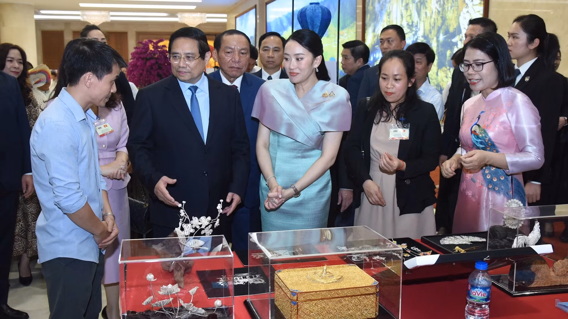 两位总理欣赏富有越南传统文化特色的手工艺品。