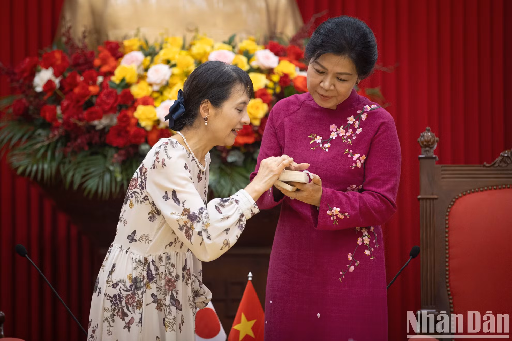 日本首相石破茂的夫人石破佳子向越共中央总书记苏林的夫人吴芳璃赠送礼物。