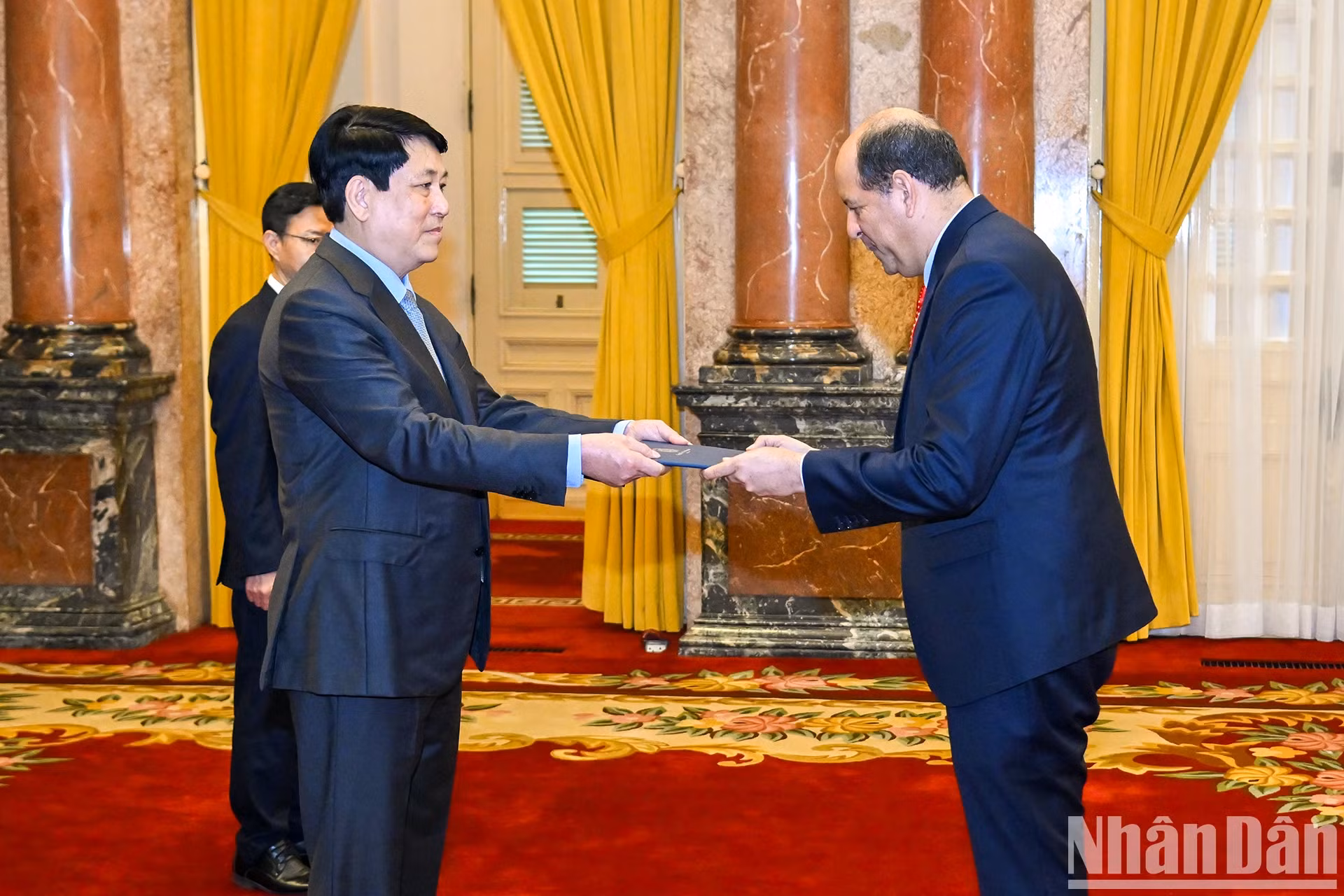 国家主席梁强接受多米尼加共和国新任驻越南大使Reinaldo Rafael Espinal Nunez递交的国书。 国家主席梁强接受多米尼加共和国新任驻越南大使Reinaldo Rafael Espinal Nunez递交的国书。