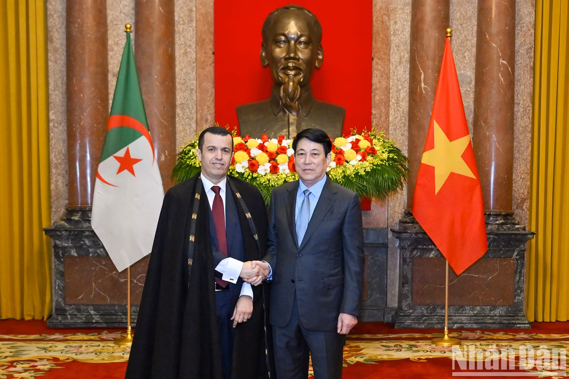 国家主席梁强和阿尔及利亚民主人民共和国新任驻越南大使Azeddine Bechka。 国家主席梁强和阿尔及利亚民主人民共和国新任驻越南大使Azeddine Bechka。
