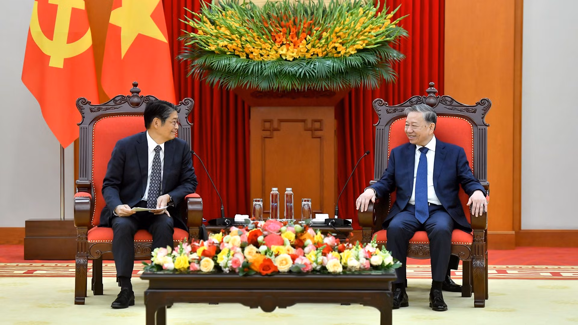 越共中央总书记苏林会见日本驻越南大使伊藤直树。
