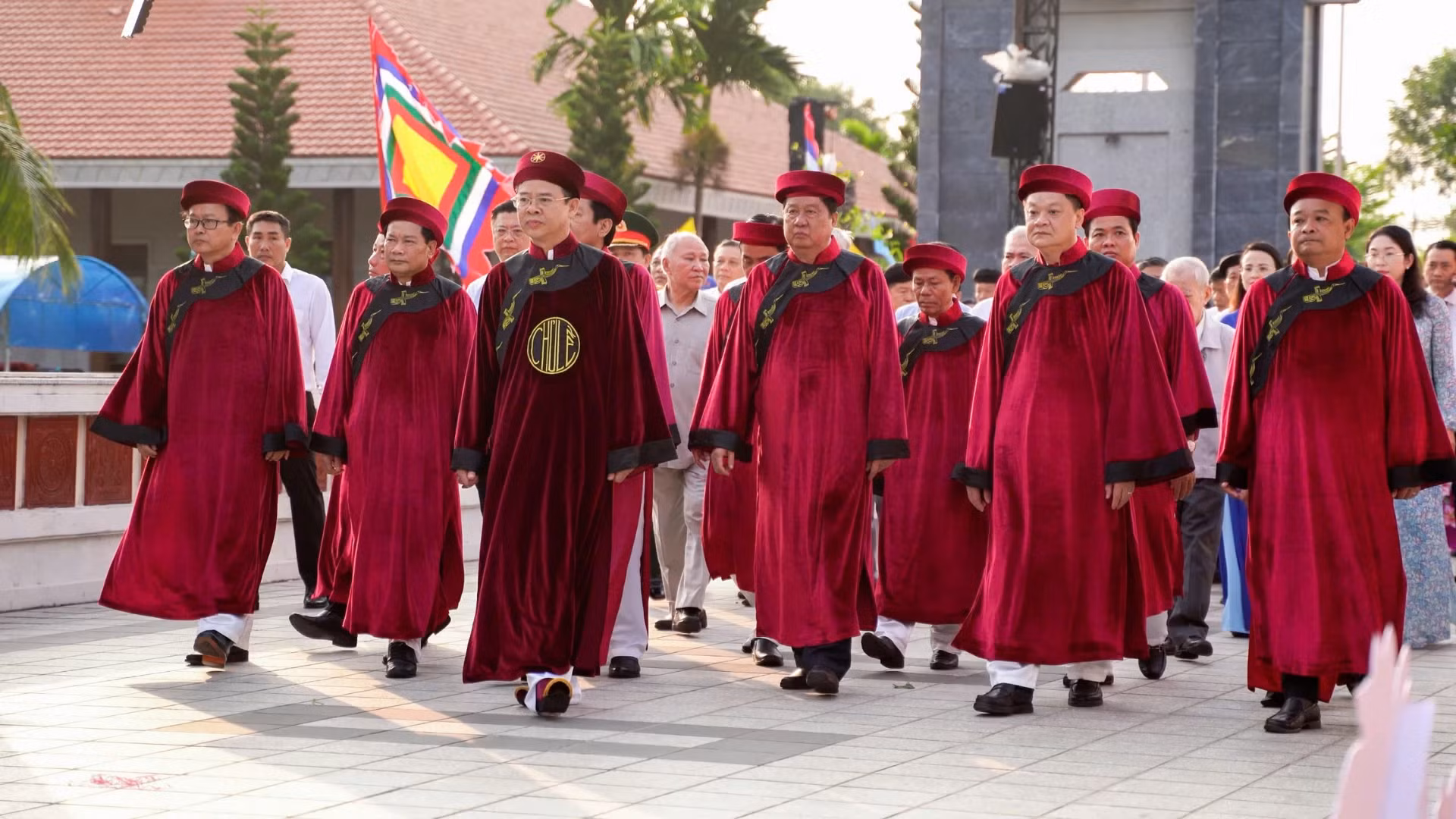 芹苴市领导代表团进入主殿，实现雄王祭祖仪式。