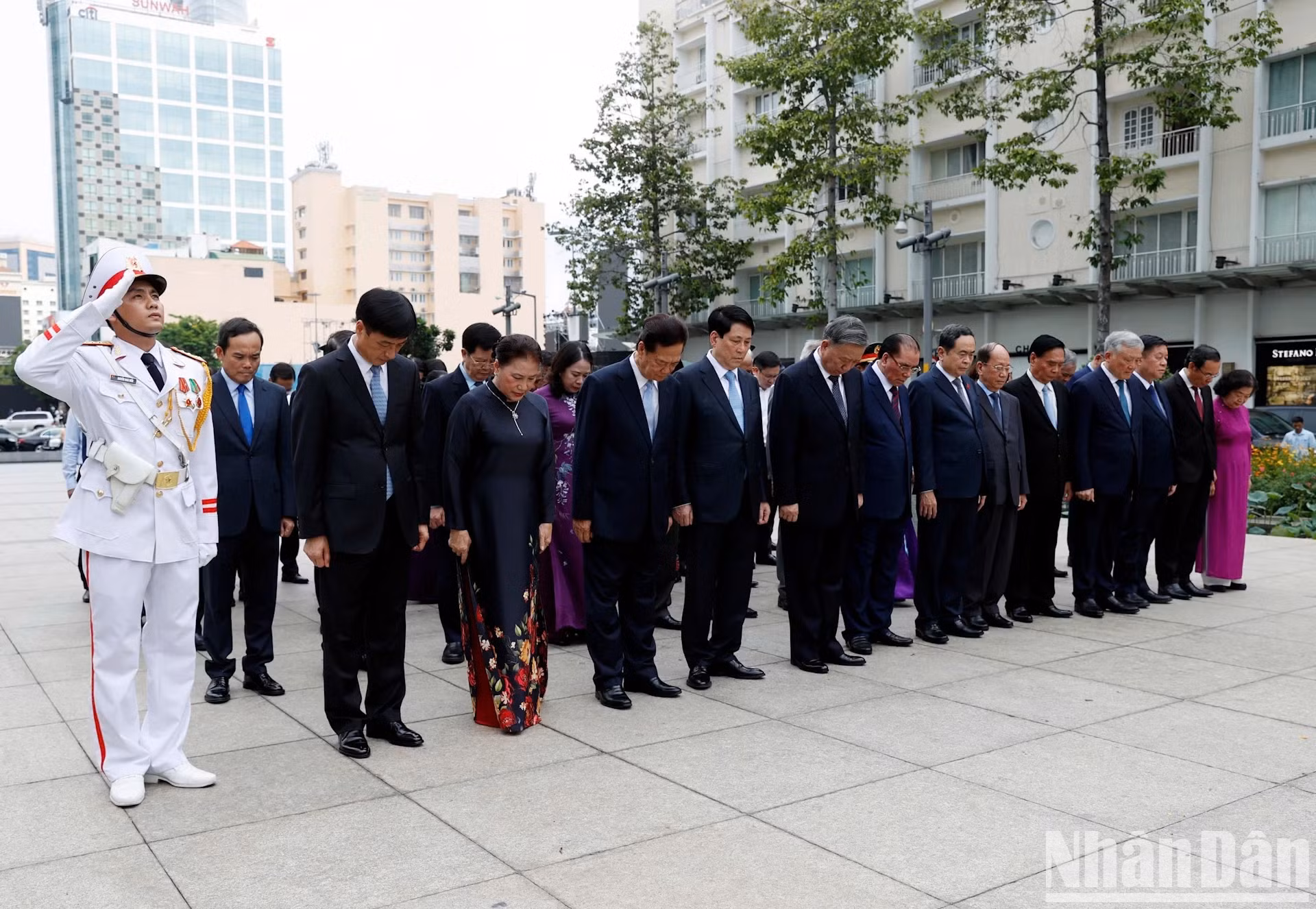 党和国家领导人、原领导人在胡志明主席雕像公园虔诚缅怀胡志明主席。