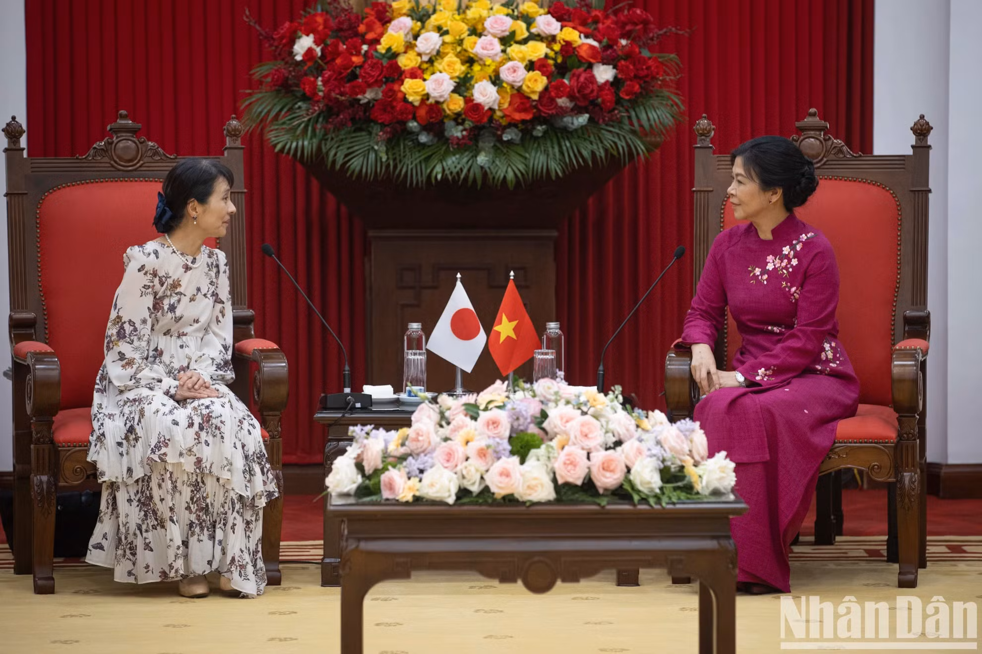 越共中央总书记苏林的夫人吴芳璃会见日本首相石破茂（Ishiba Shigeru）的夫人石破佳子。