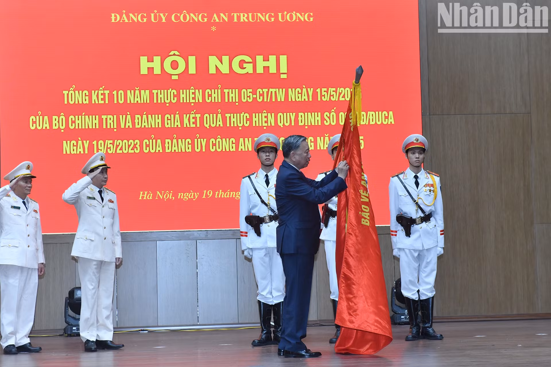 苏林总书记代表党和国家领导人向公安部网络安全与高科技犯罪防控局授予“人民武装力量英雄”称号。