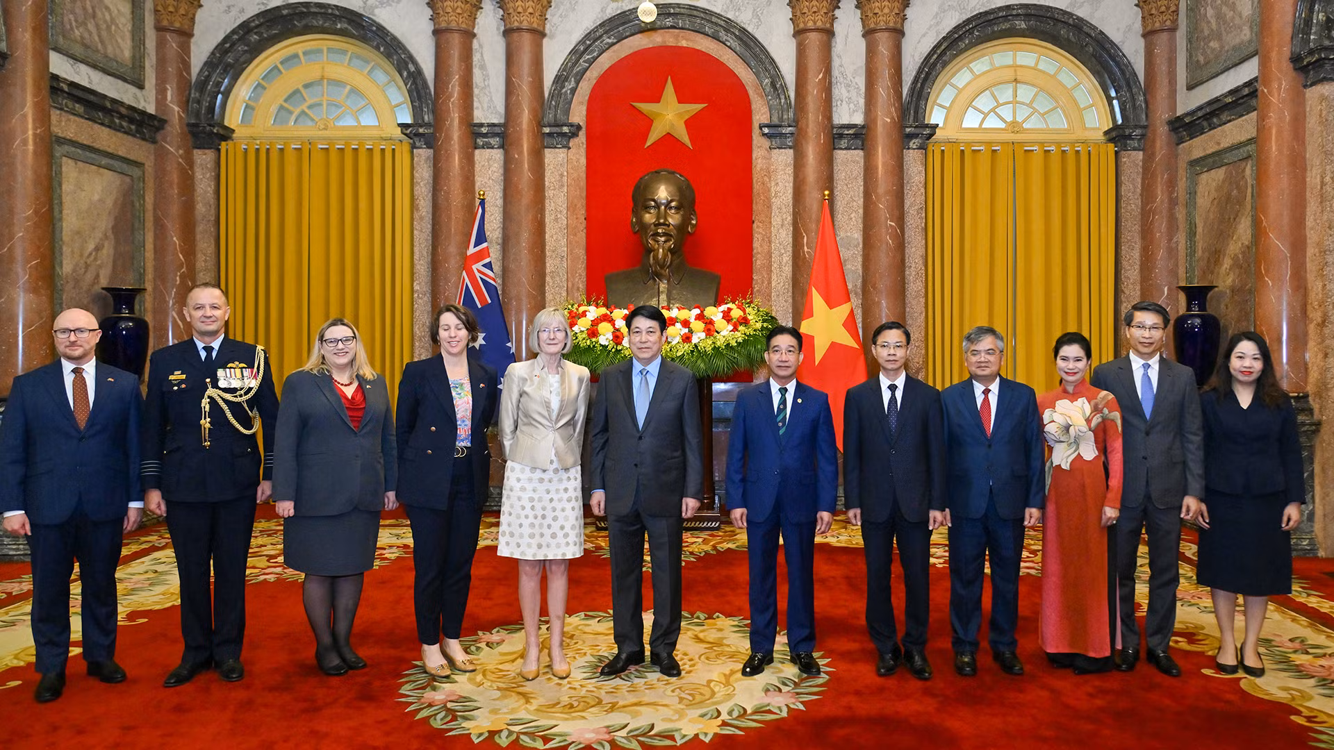 国家主席梁强与澳大利亚新任驻越南大使勃德女士(Gillian Bird)和各位代表合影。