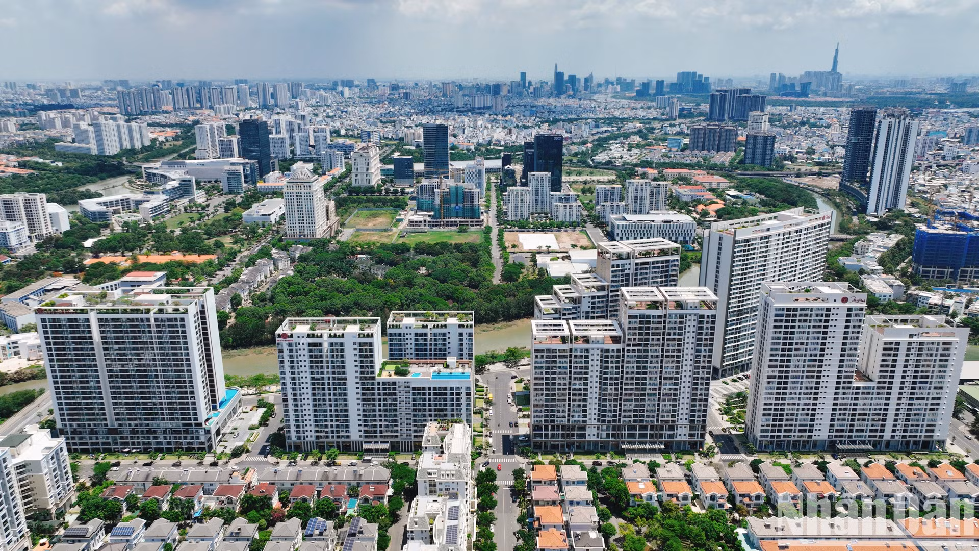 富美兴都市区（第七郡）是全国首个示范城市区。迄今，富美兴都市区已成为胡志明市南部的 财政、贸易、服务、工业、教育等领域的中心。