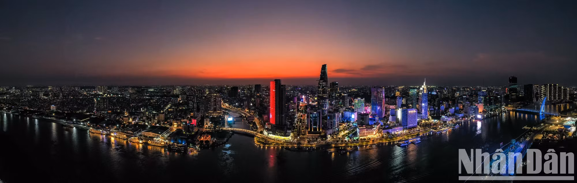 从高处俯瞰，胡志明市的全景繁忙而不失温柔和魅力，尤其是在色彩斑斓的晨曦或夕阳时刻，更显得格外迷人。