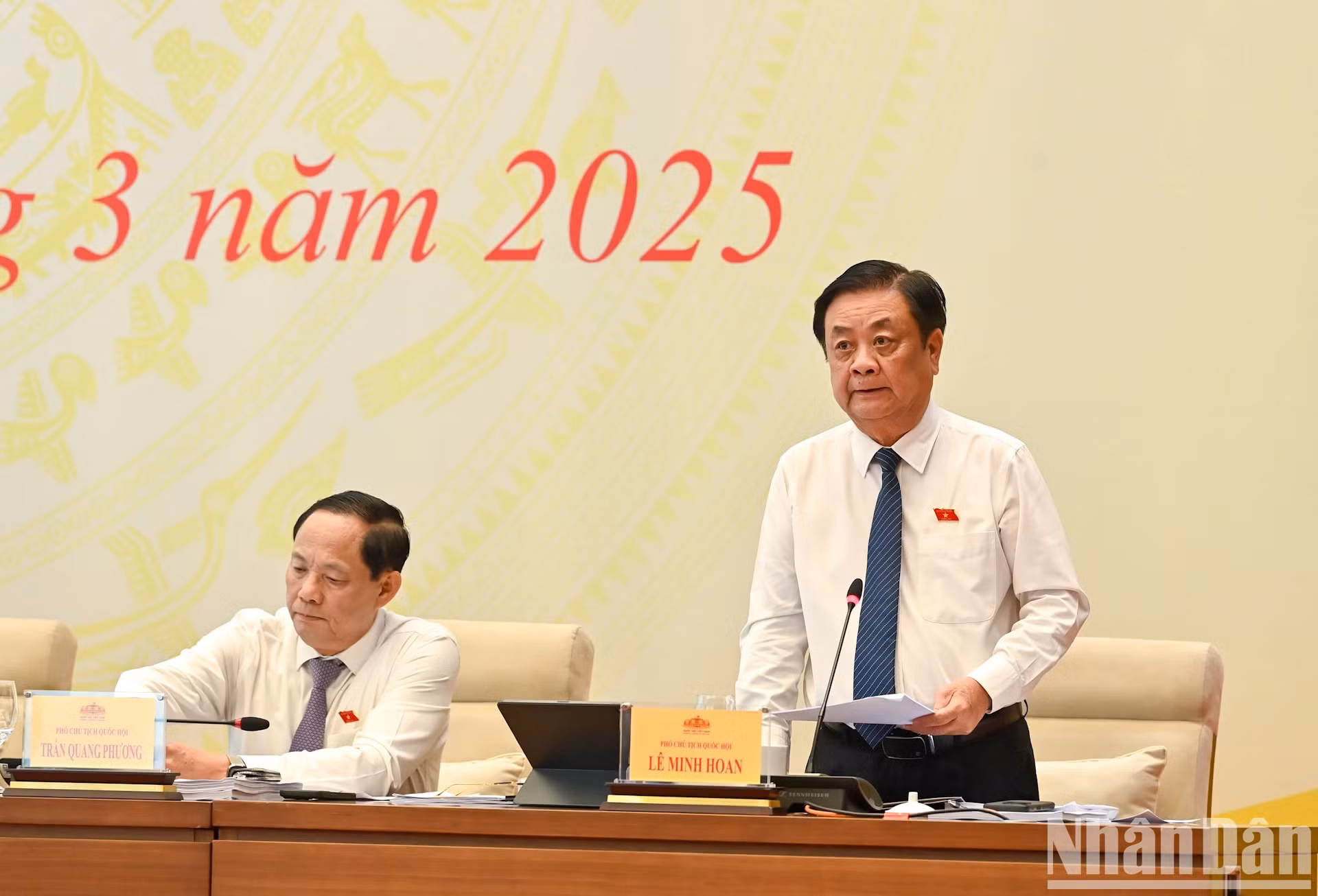 国会副主席黎明欢主持讨论与《数字技术工业法（草案）》有关的内容。