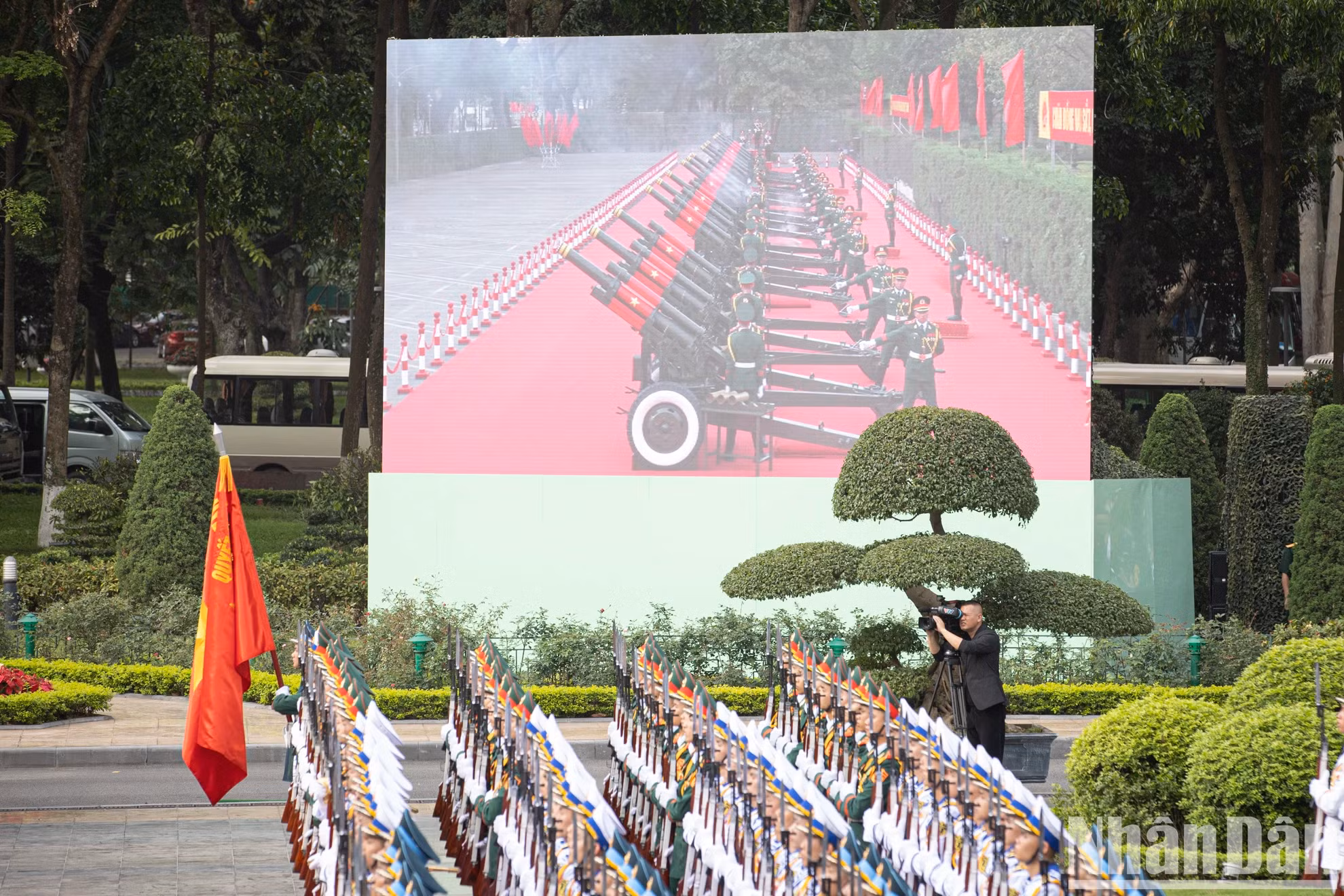 在升龙皇城鸣放21响礼炮，欢迎中共中央总书记、中国国家主席习近平对越南进行国事访问。