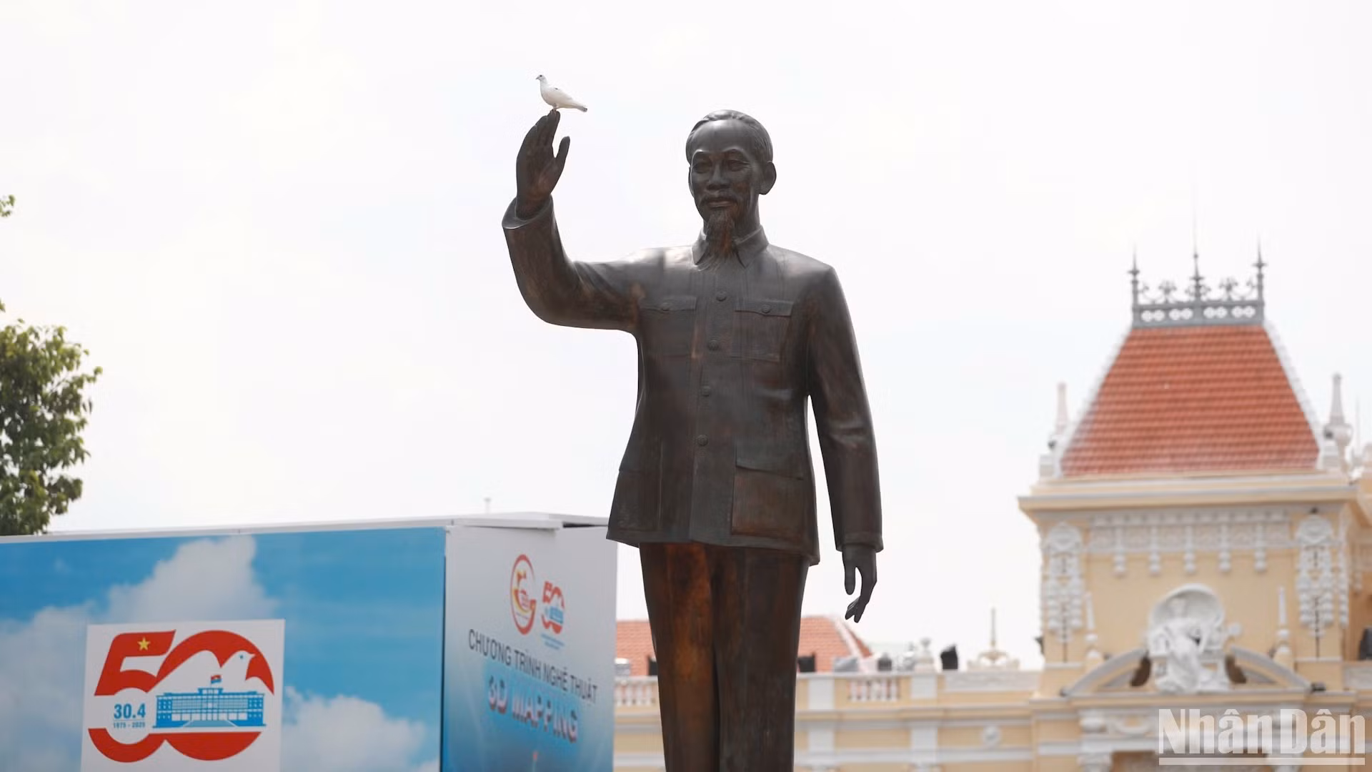 位于胡志明市第一郡的胡志明主席雕像公园。