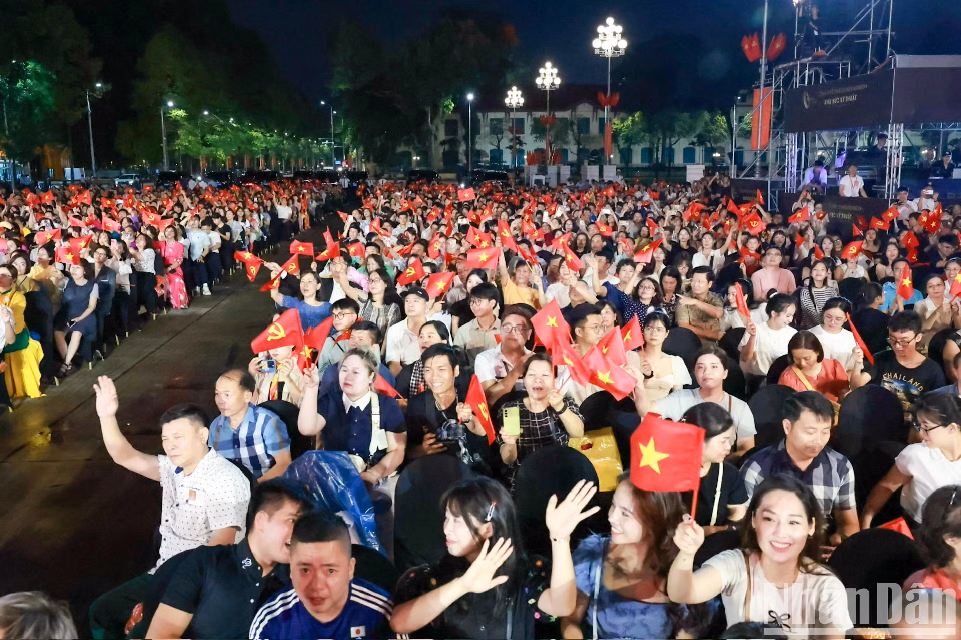 众多首都河内人民在巴亭广场观看晚会。