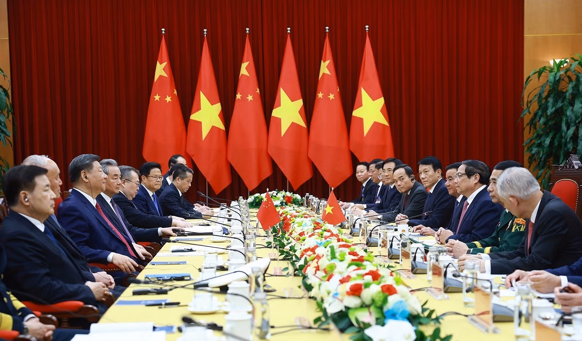 越南政府总理范明正会见中共中央总书记、中国国家主席习近平。