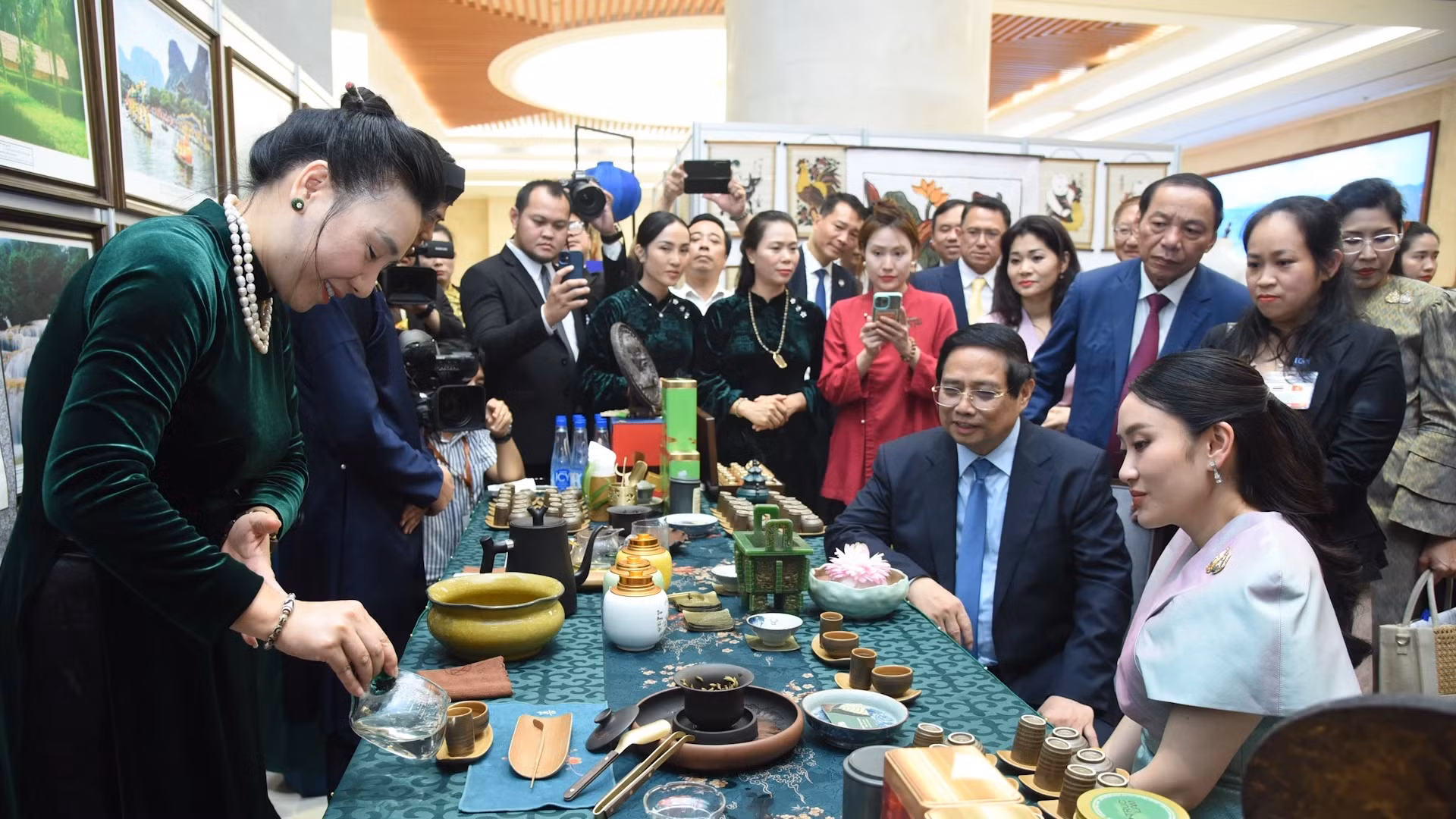 范明正总理与佩通坦总理共同体验越南传统茶艺冲泡。