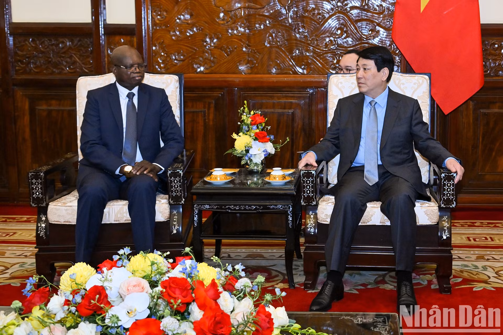 国家主席梁强会见安哥拉共和国新任驻越南大使Fernando Miguel。 国家主席梁强会见安哥拉共和国新任驻越南大使Fernando Miguel。