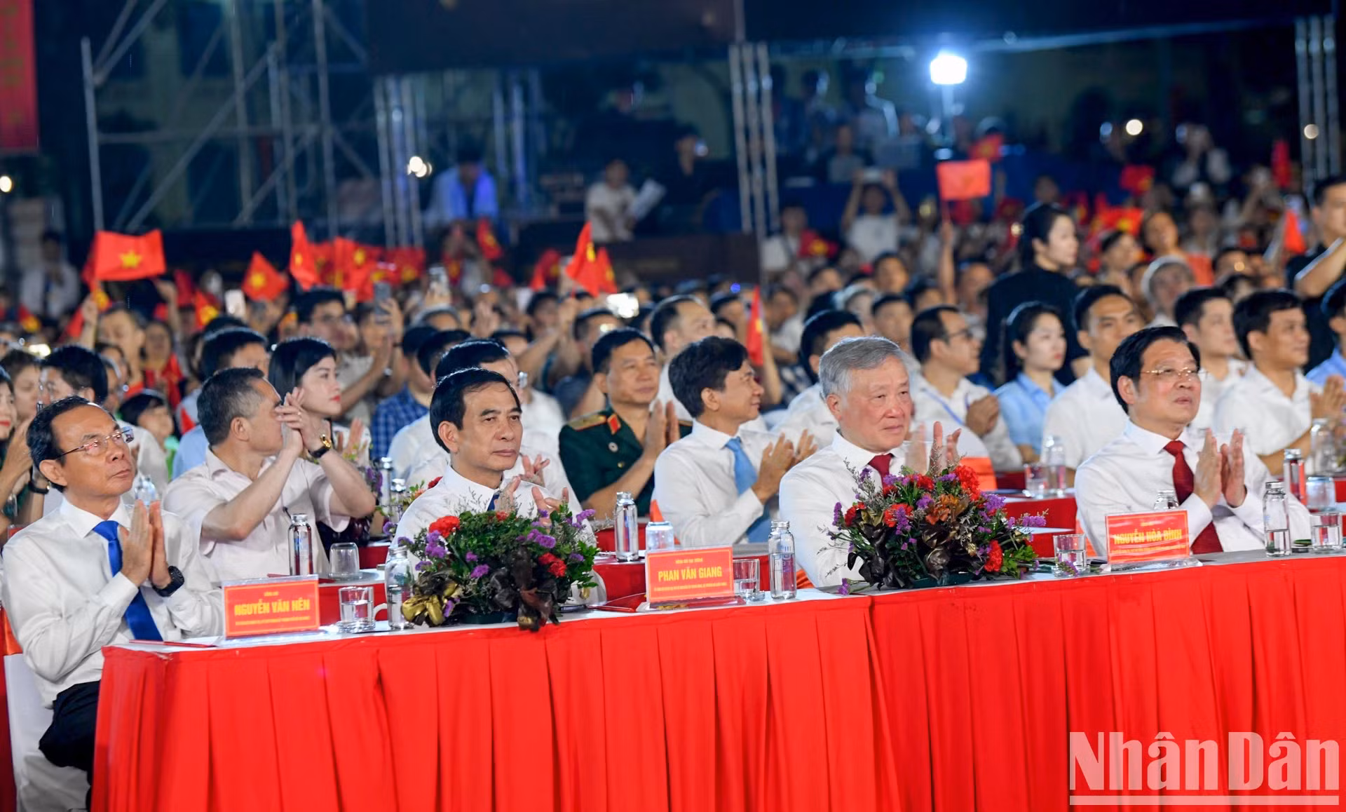 各位党和国家领导人出席晚会。