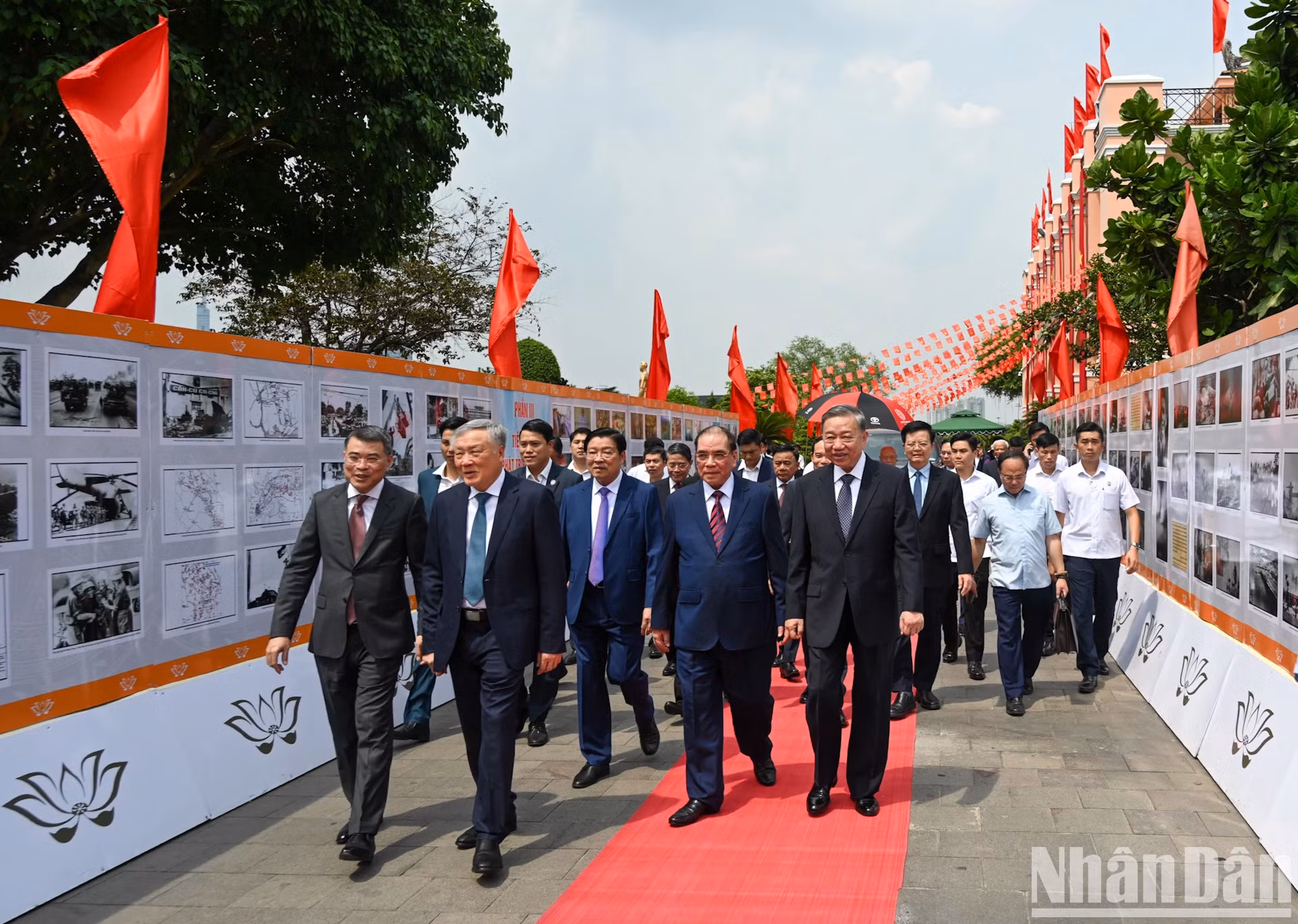 苏林总书记与党和国家领导人、原领导人前来胡志明博物馆胡志明市分馆上香缅怀胡志明主席。
