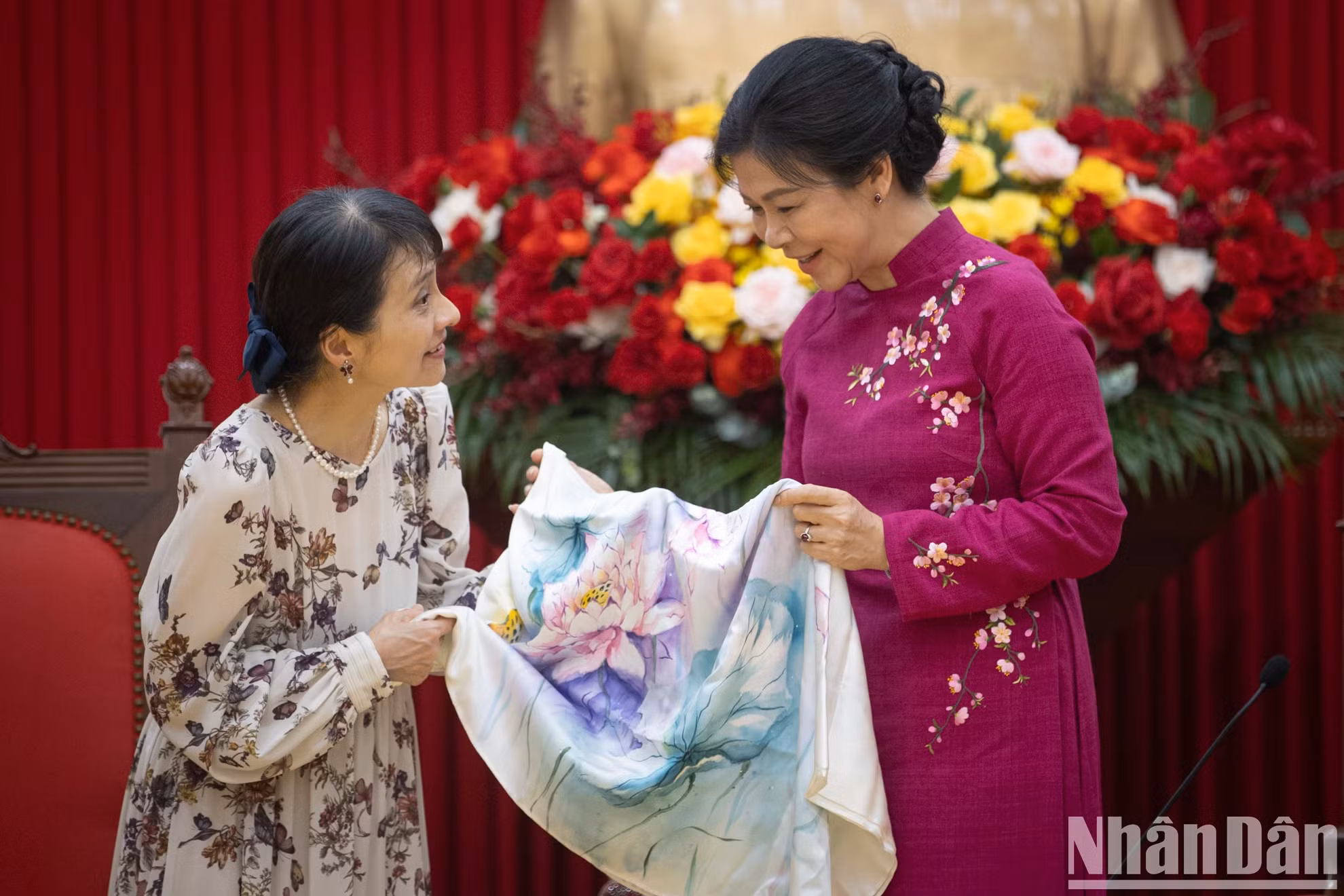 越共中央总书记苏林的夫人吴芳璃向日本首相石破茂的夫人石破佳子赠送一条印有莲花和菊花图案的丝巾。