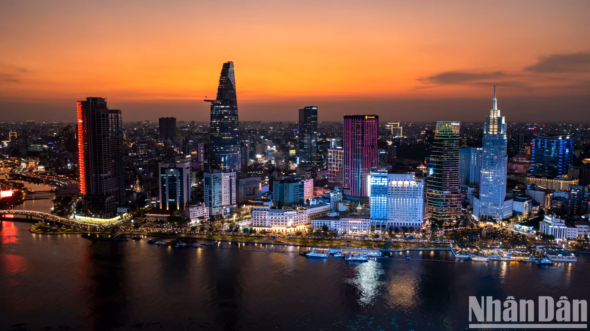 胡志明市在西贡河岸建成了多座具有世纪级规模的现代建筑工程。