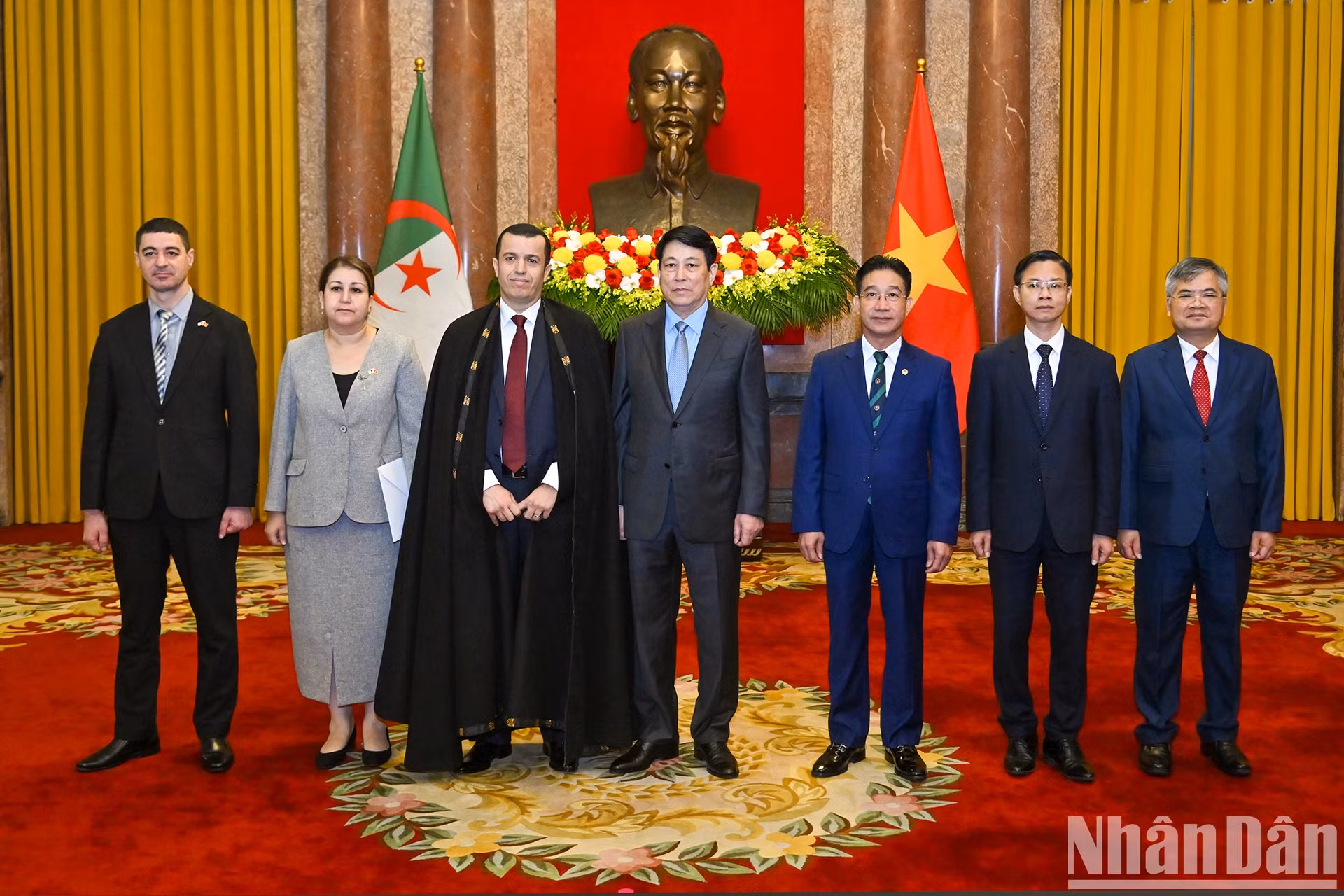 国家主席梁强与阿尔及利亚民主人民共和国新任驻越南大使Azeddine Bechka和各位代表合影。 国家主席梁强与阿尔及利亚民主人民共和国新任驻越南大使Azeddine Bechka和各位代表合影。