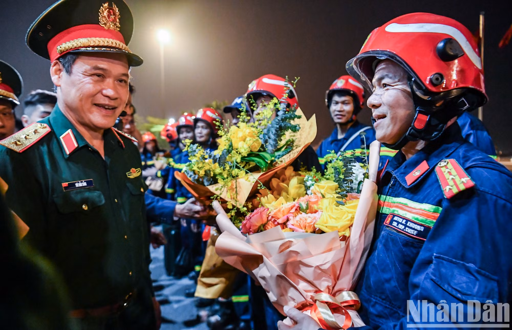越共中央委员、国防部副部长武海产上将，越南人民军副总参谋长阮仲平中将以及越南公安部副部长黎文线中将在内排国际机场迎接越南救援队。