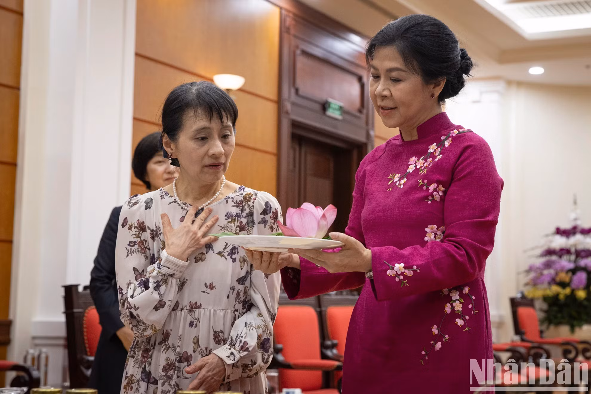 越共中央总书记苏林的夫人吴芳璃向日本首相石破茂的夫人石破佳子介绍越南传统甜点——扁米饼。