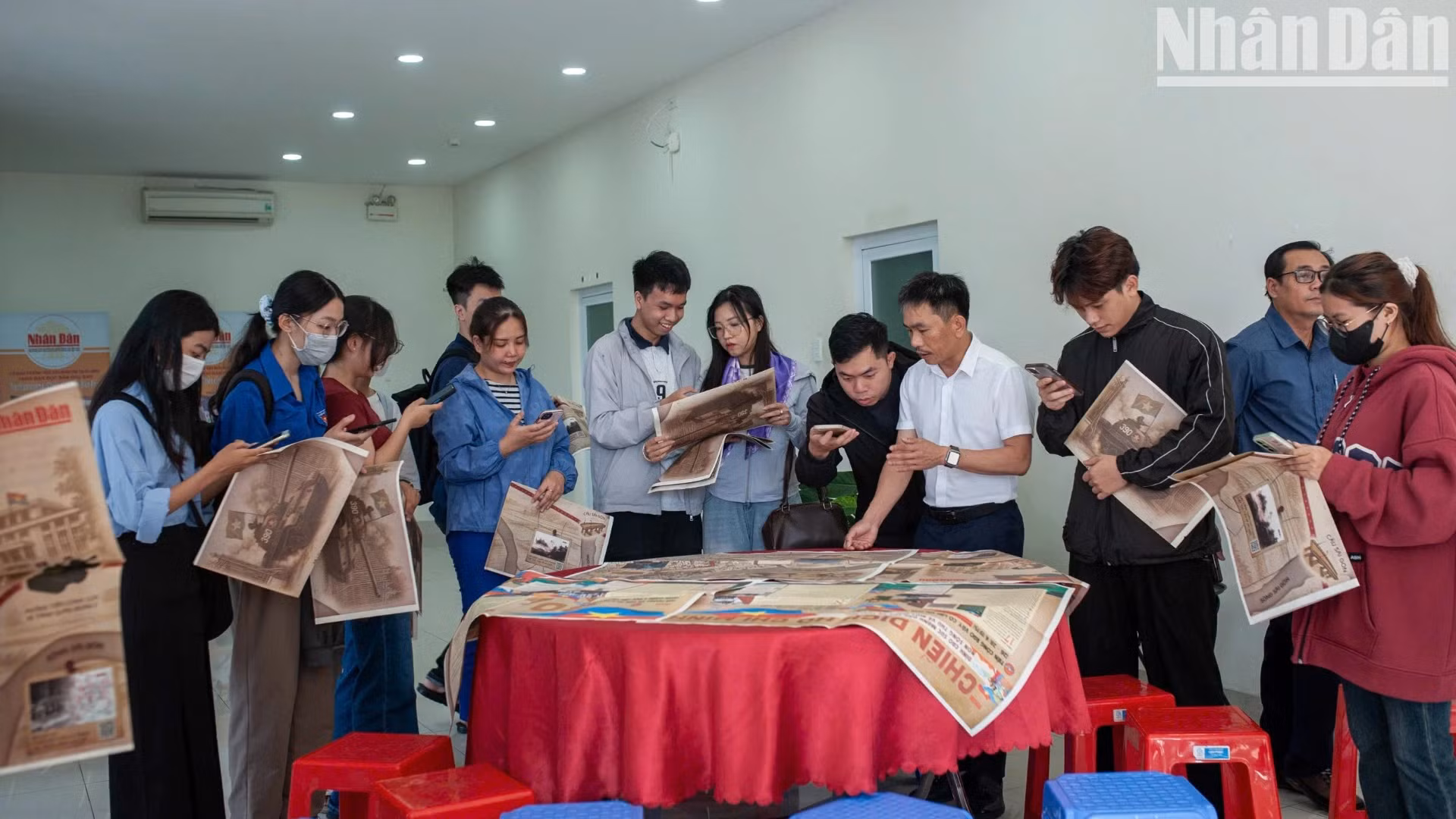 《人民报》社中部—西原地区分社领导指导读者通过技术体验特别副刊。