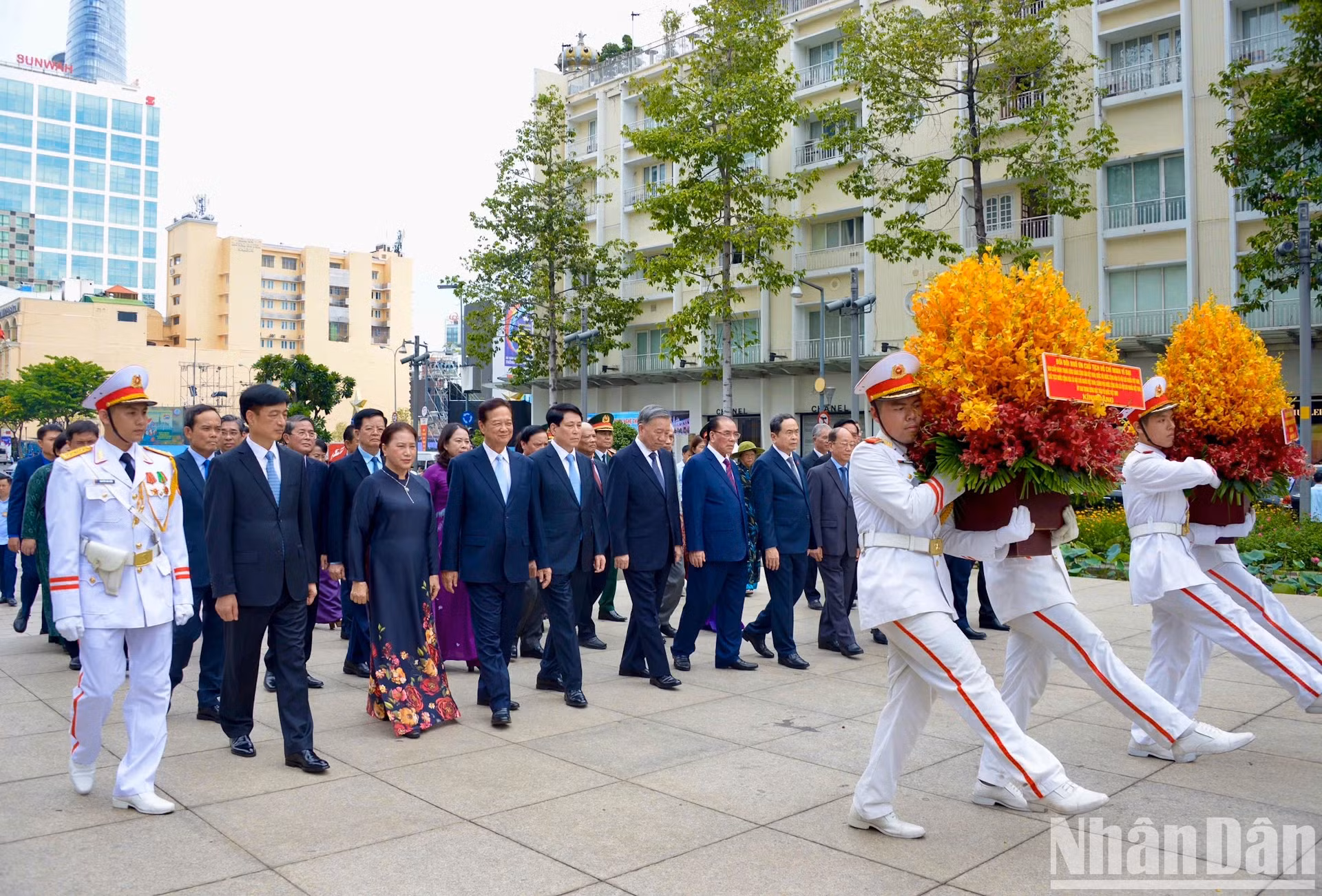 党和国家领导人、原领导人在胡志明主席雕像公园敬献鲜花缅怀胡志明主席。