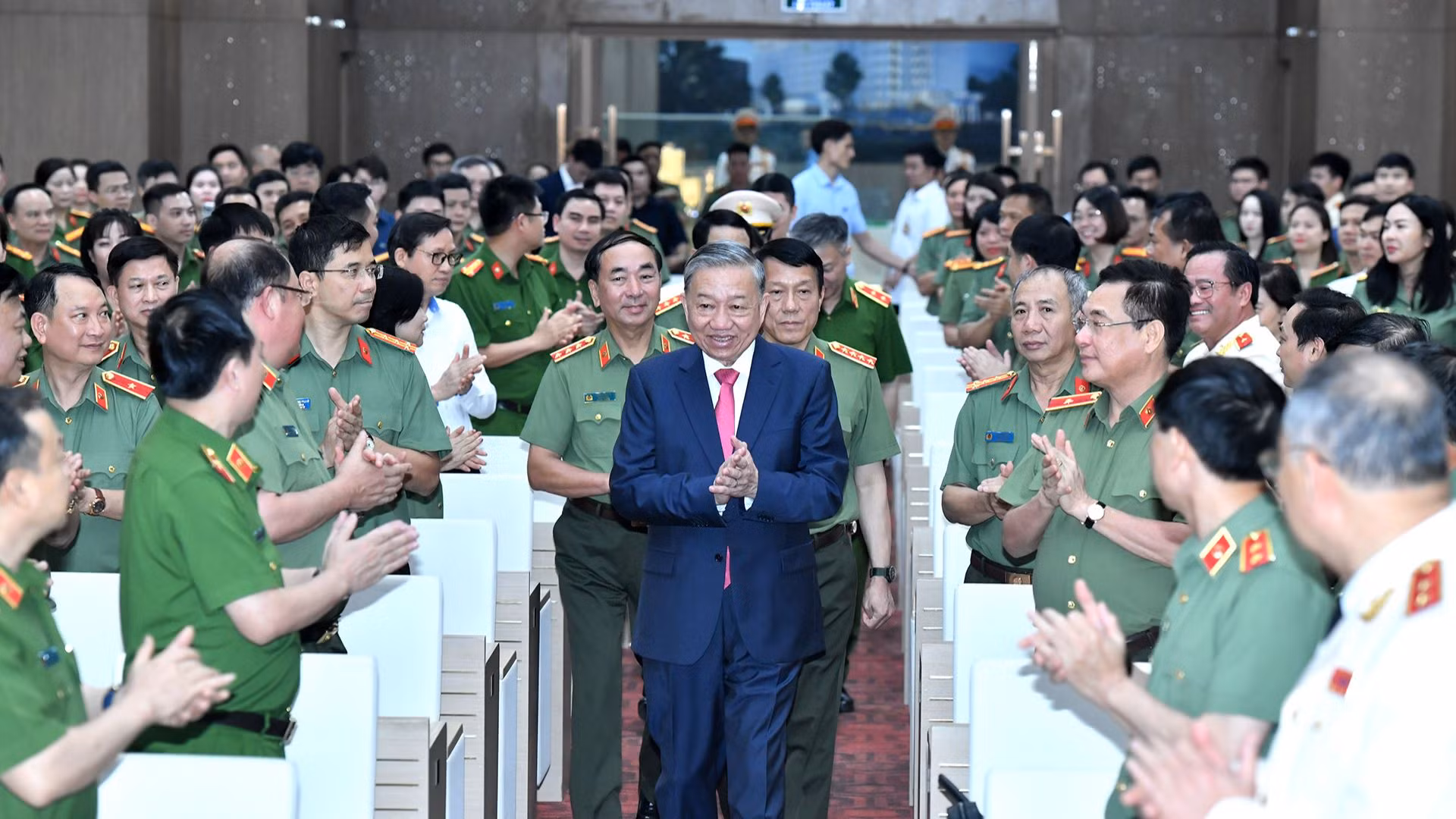越共中央总书记苏林到场出席会议。