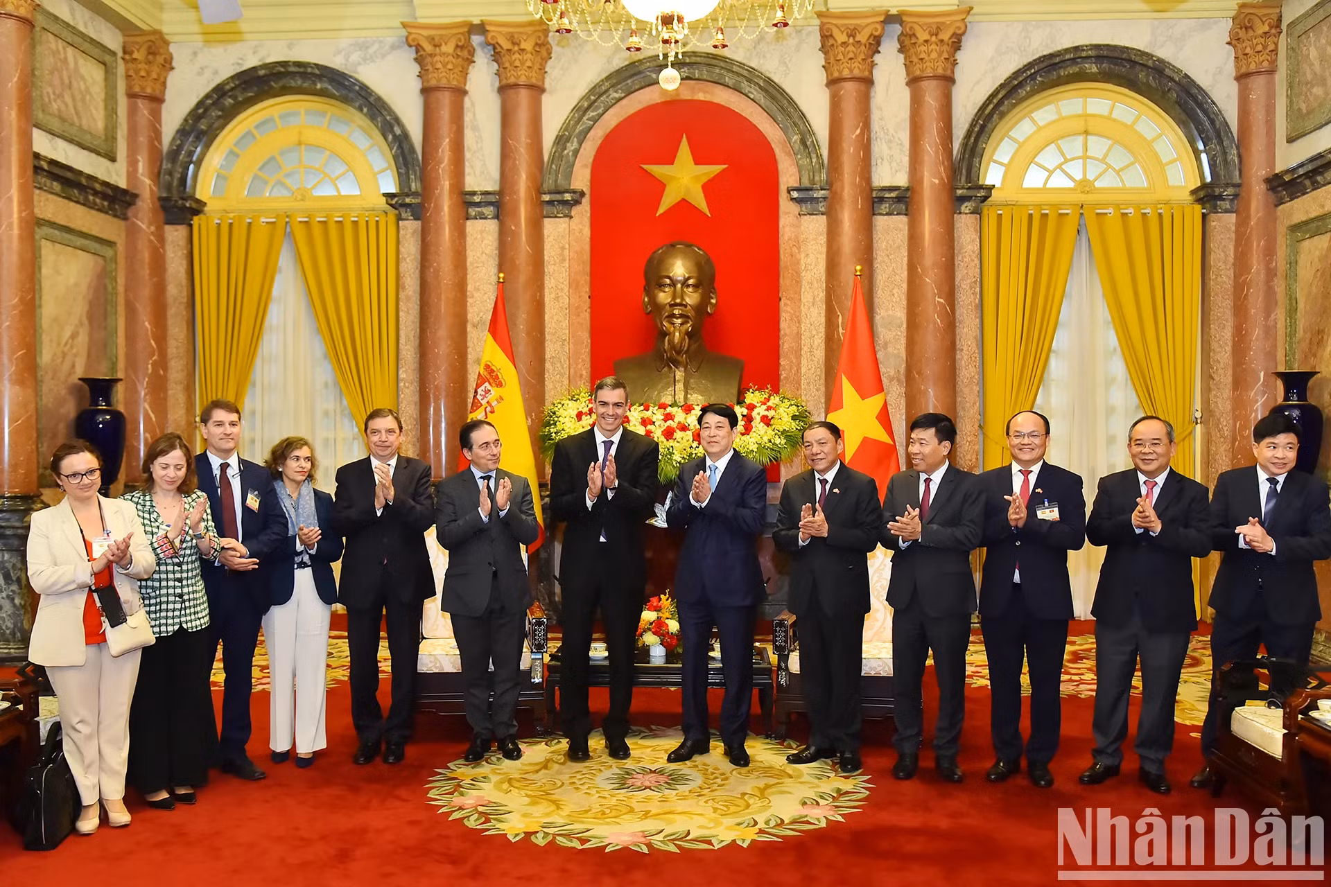 越南国家主席梁强与西班牙首相佩德罗·桑切斯和双方代表团成员合影。