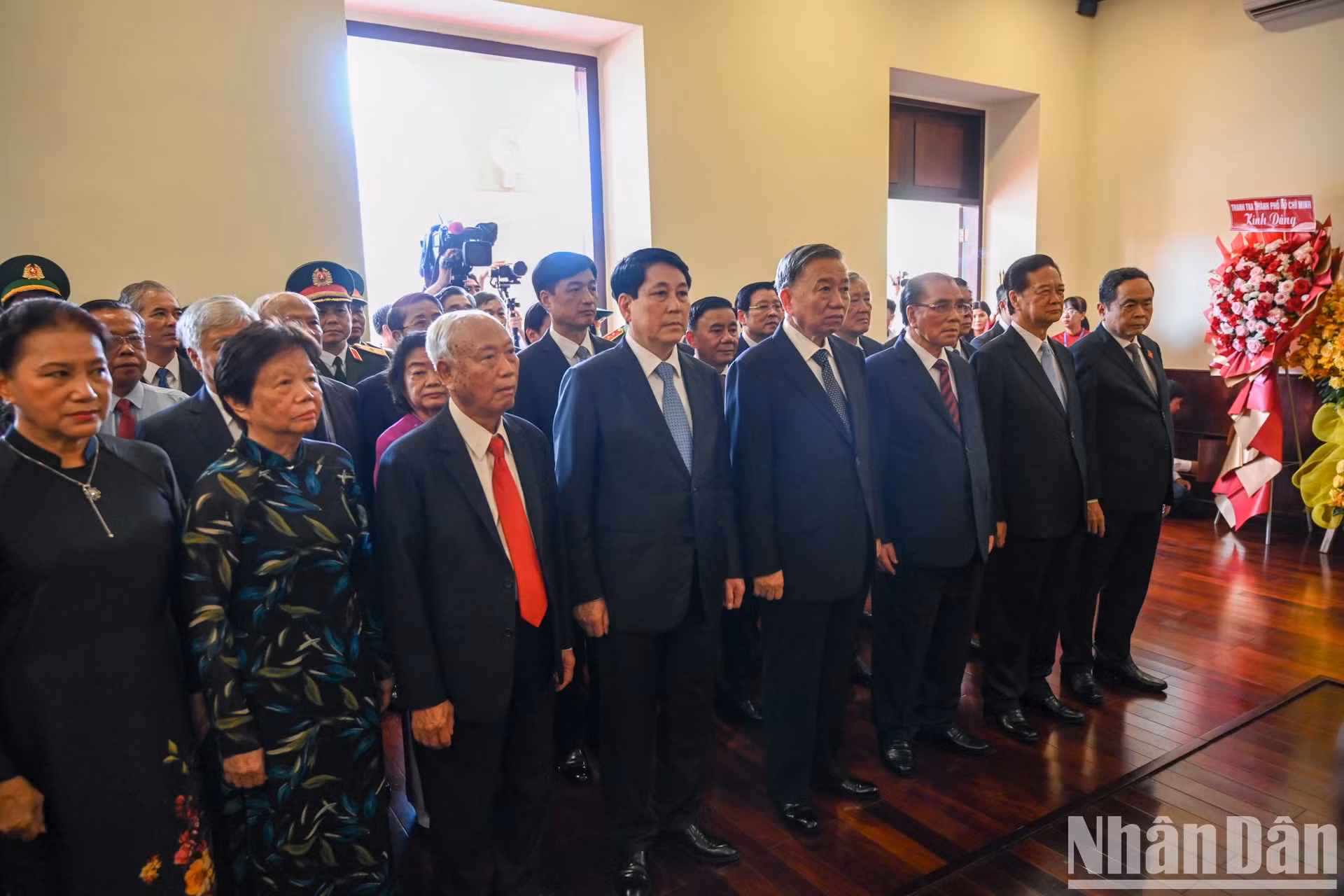 党和国家领导人和原领导人在胡志明博物馆胡志明市分馆（龙屋港）上香缅怀胡志明主席。