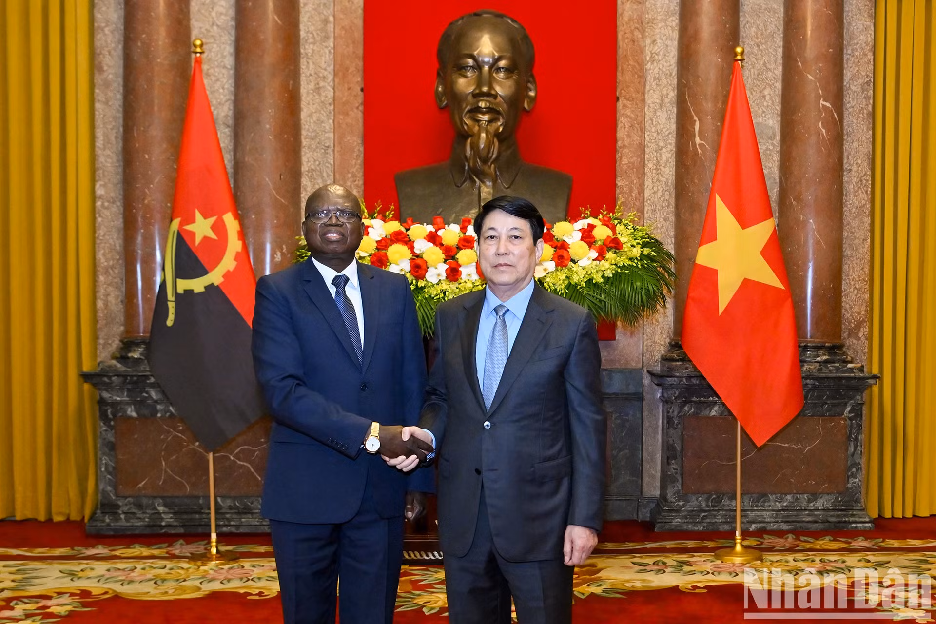 国家主席梁强和安哥拉共和国新任驻越南大使Fernando Miguel。 国家主席梁强和安哥拉共和国新任驻越南大使Fernando Miguel。
