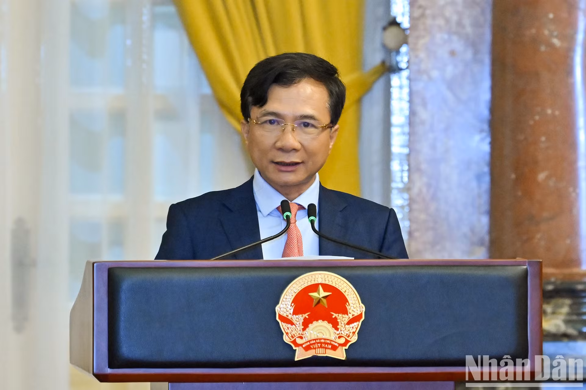 新任国家主席办公厅副主任阮黄英在仪式上致辞。