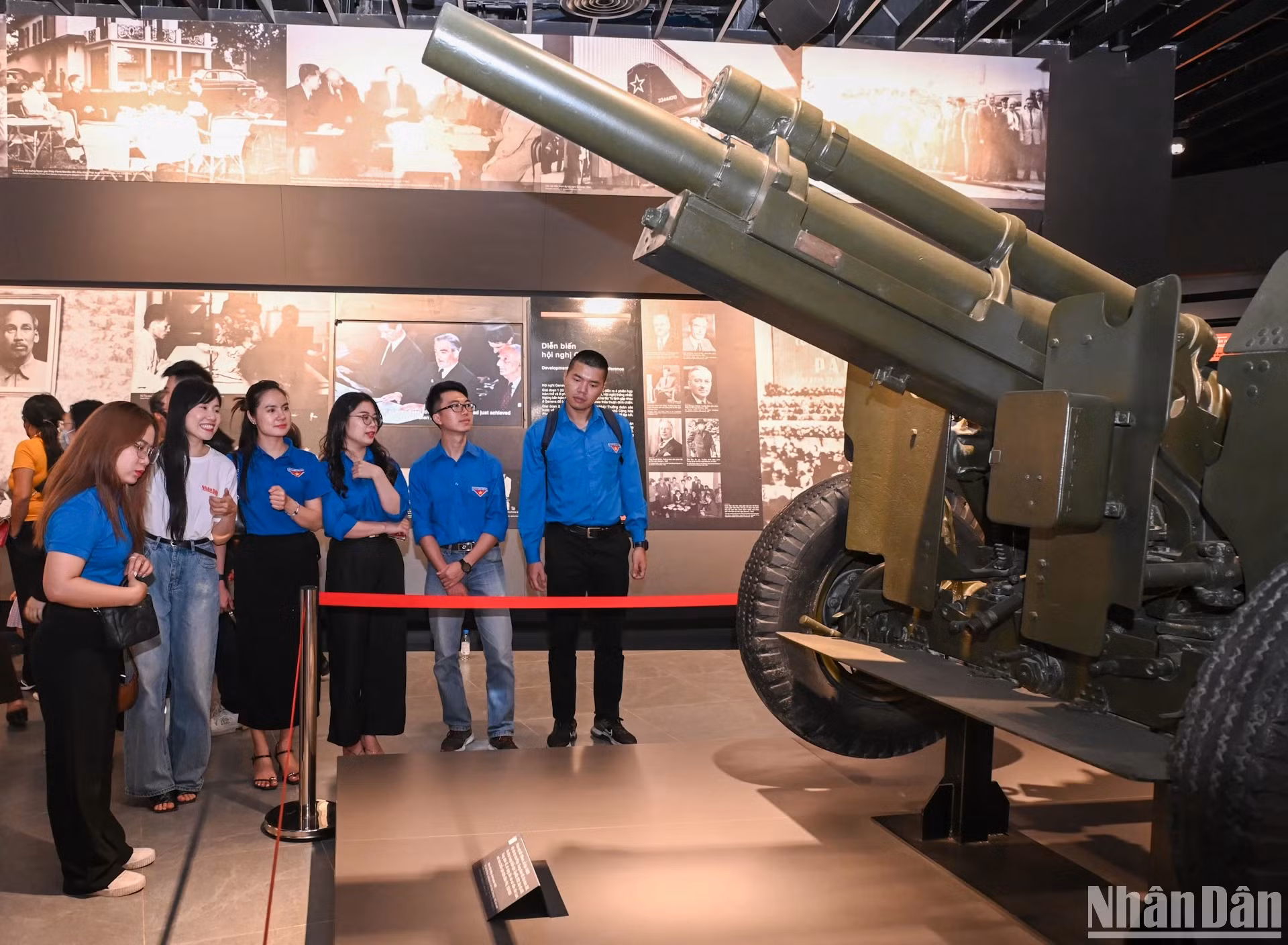 展示区展示了105毫米地面炮。第45团第806连曾使用这种火炮，向 欣林(Him Lam) 据点开火，拉开了奠边府战役的序幕。